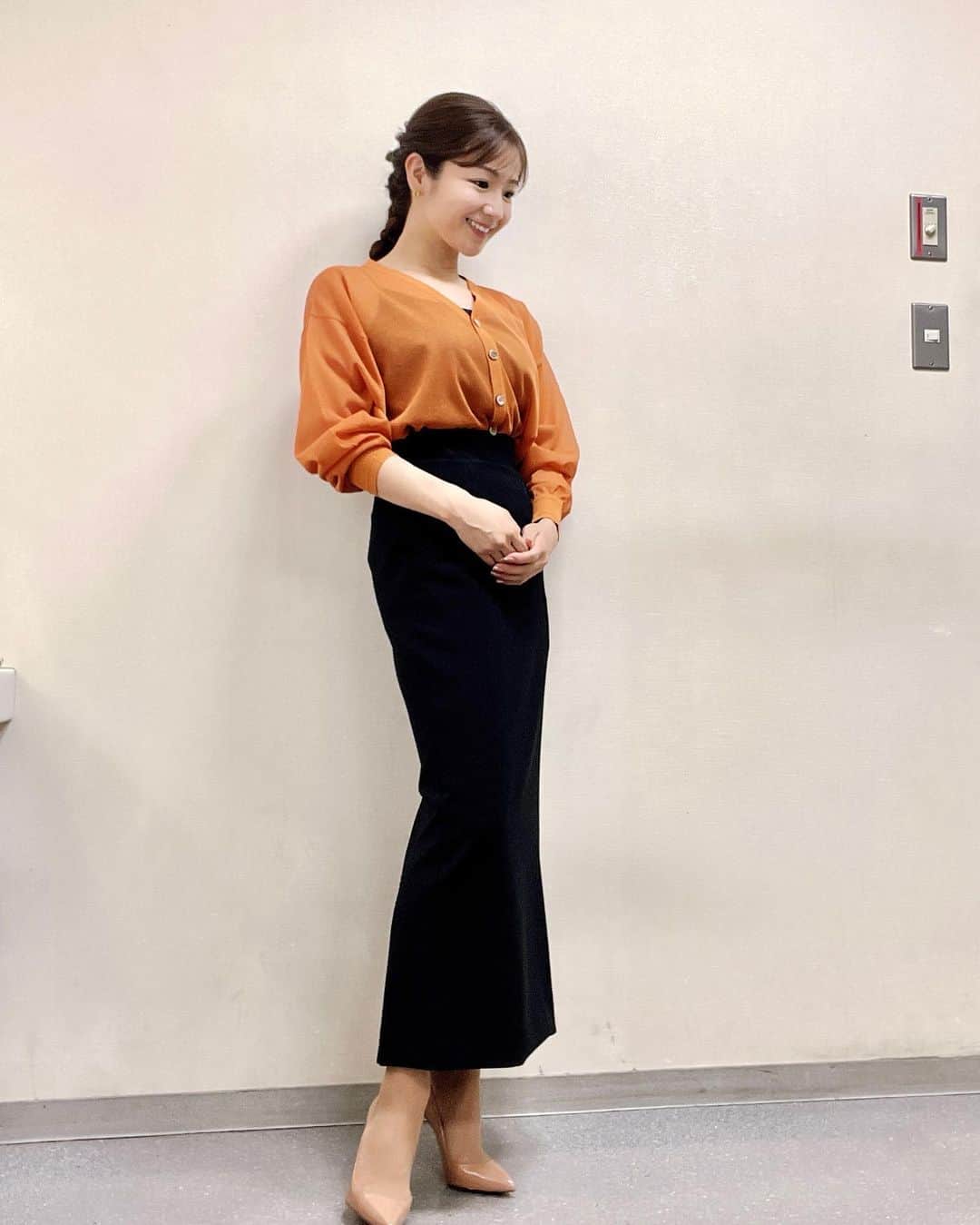 長野美郷さんのインスタグラム写真 - (長野美郷Instagram)「先日のプライムニュース😇  昨年あたりから#ジレ ばかり気になってしまうわたし🥹 ❤︎1着目 @aveniretoile @mid_press @blenheim_jp  シースルーは見た目にも涼しげで好き🤭 ❤︎2着目 @mid_press @blenheim_jp  それぞれ後ろでの一束結びを 素敵な感じに仕上げていただきました💓 すごく気に入ったけど 自分では絶対できない！🥹  #プライムニュース #変形ポニーテール　←でいいのかな？この髪型なんて言うの？😂 ひとまず気に入り過ぎて #形状記憶にしたいです　#🥺」5月20日 16時55分 - misato_nagano_1127