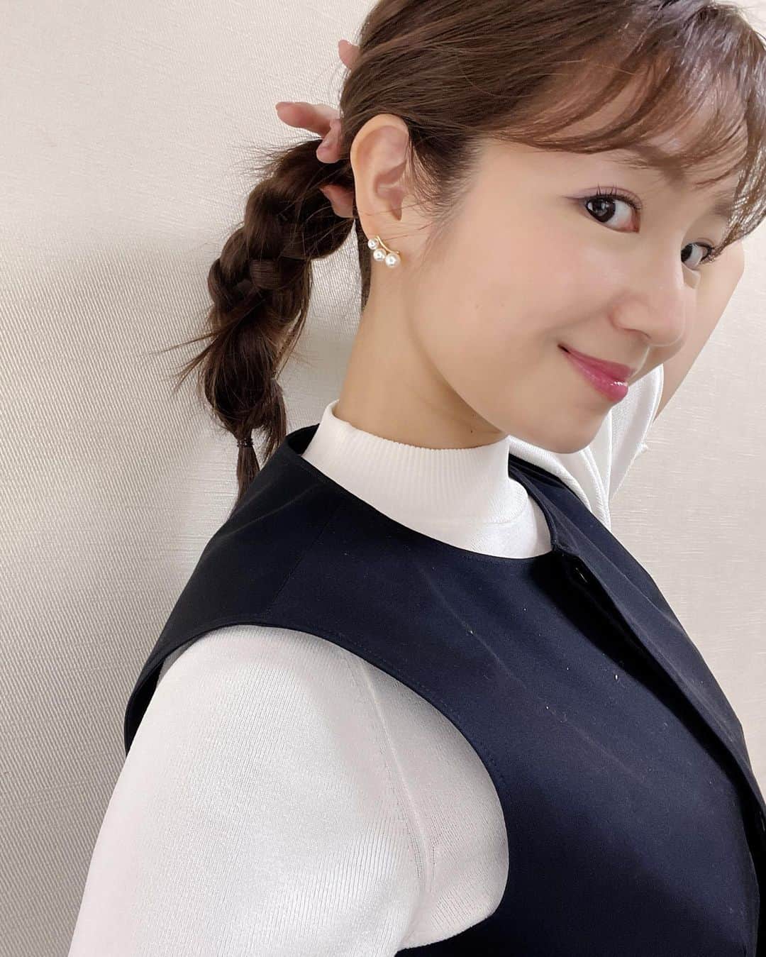 長野美郷さんのインスタグラム写真 - (長野美郷Instagram)「先日のプライムニュース😇  昨年あたりから#ジレ ばかり気になってしまうわたし🥹 ❤︎1着目 @aveniretoile @mid_press @blenheim_jp  シースルーは見た目にも涼しげで好き🤭 ❤︎2着目 @mid_press @blenheim_jp  それぞれ後ろでの一束結びを 素敵な感じに仕上げていただきました💓 すごく気に入ったけど 自分では絶対できない！🥹  #プライムニュース #変形ポニーテール　←でいいのかな？この髪型なんて言うの？😂 ひとまず気に入り過ぎて #形状記憶にしたいです　#🥺」5月20日 16時55分 - misato_nagano_1127