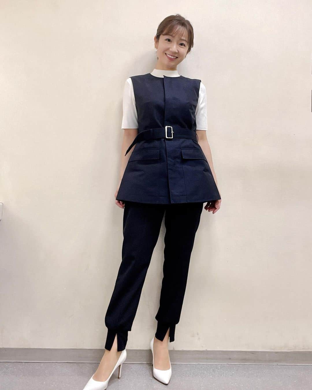長野美郷さんのインスタグラム写真 - (長野美郷Instagram)「先日のプライムニュース😇  昨年あたりから#ジレ ばかり気になってしまうわたし🥹 ❤︎1着目 @aveniretoile @mid_press @blenheim_jp  シースルーは見た目にも涼しげで好き🤭 ❤︎2着目 @mid_press @blenheim_jp  それぞれ後ろでの一束結びを 素敵な感じに仕上げていただきました💓 すごく気に入ったけど 自分では絶対できない！🥹  #プライムニュース #変形ポニーテール　←でいいのかな？この髪型なんて言うの？😂 ひとまず気に入り過ぎて #形状記憶にしたいです　#🥺」5月20日 16時55分 - misato_nagano_1127