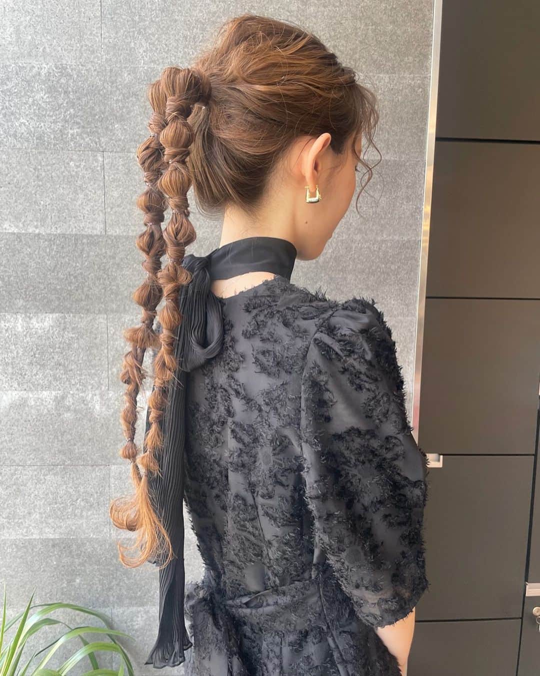 YUMIKOのインスタグラム：「ロングの編みポニーアレンジ☺︎  今日も可愛い仕上がりました♪ 19ミリ巻きがポイントです  #結婚式ヘアアレンジ#札幌美容室#札幌美容師#sknow#ヘアアレンジ#お呼ばれヘア#결혼식#헤어#前髪パーマ#좋아요#卒業式ヘア#홋카이도」
