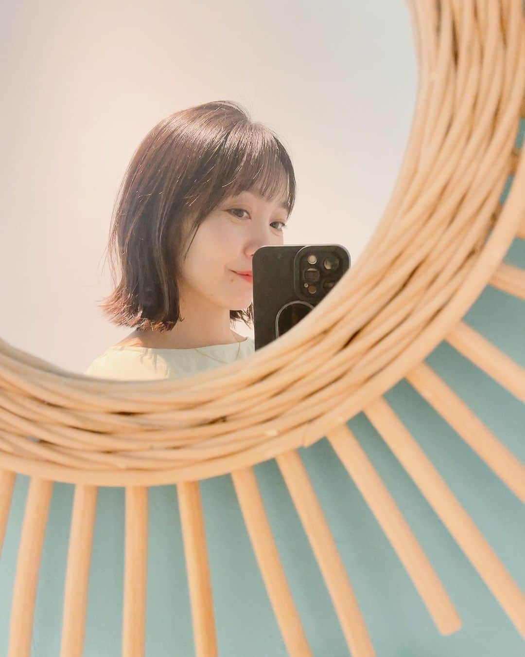 荒木麻里子さんのインスタグラム写真 - (荒木麻里子Instagram)「スッキリ〜✄ シャンプーの量も乾かす時間も半分で経済的。笑 最近カラーも辞めてだいぶ地毛に戻ってきた𓆸 ⁡ 美容師さんと話してて、 「白髪が出てきたら地毛の黒にしたくても出来ないから 貴重です！！！」 と、言われて妙に納得☺️ 30代後半のリアルな現実。。。 ⁡ ⁡ #30代ママ #３０代ママ #アラフォー #髪の悩み #美容院 #サロン #hairstyles #hairsalon #hair」5月20日 17時02分 - marilyn198612