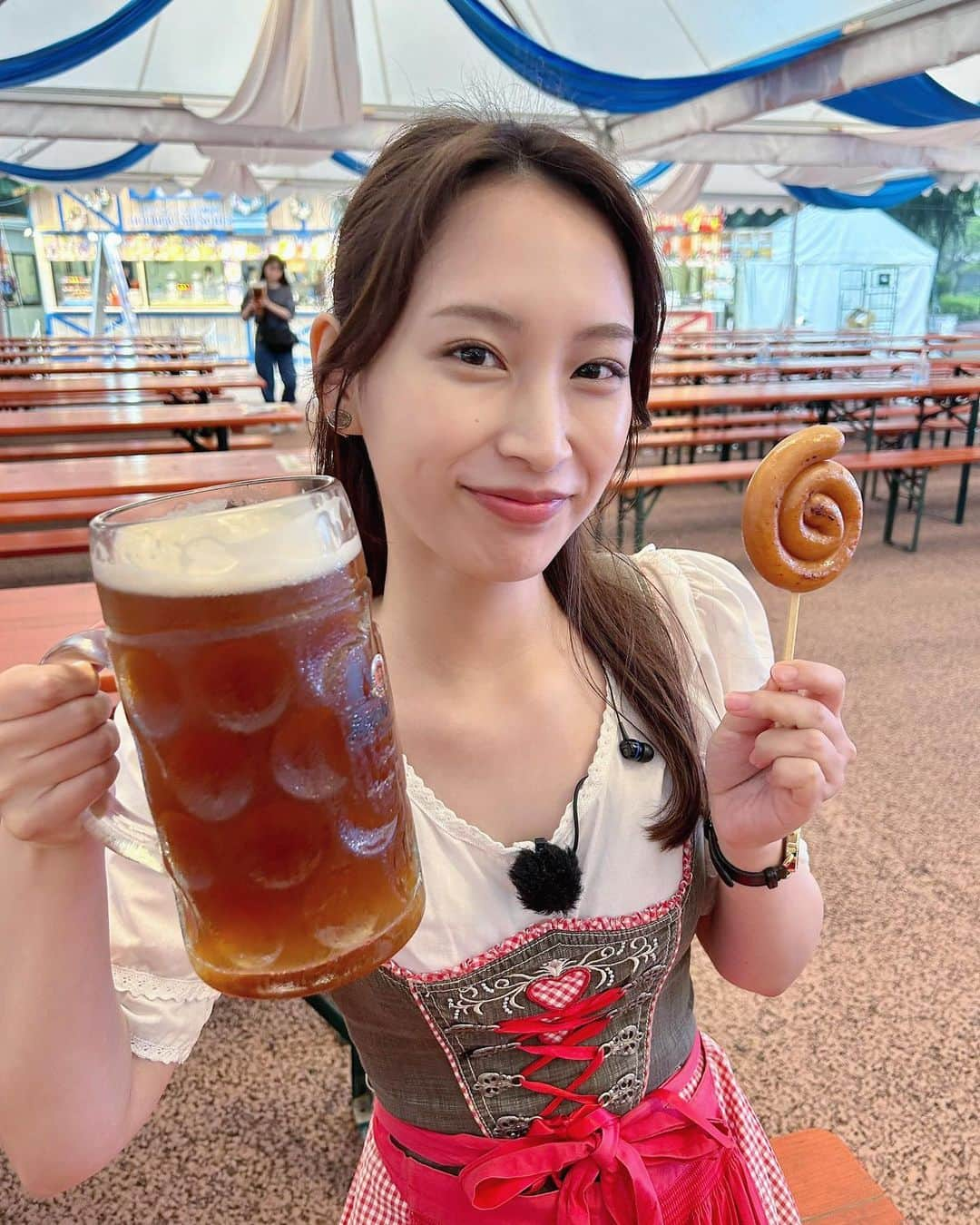 鈴元まいのインスタグラム：「昨日は中継で日比谷オクトーバーフェストへ🇩🇪 こんなに大きいビールを飲んだのは初めてだし、ドイツの民族衣装ディアンドルも着られて嬉しかった〜☺️❤️ お天気はあいにくの雨でしたが、盛り上がりが伝わっていたらいいなあ、、🤍 今月28日まで開催しているそうです😽✨ ⁡ #日比谷公園 #オクトーバーフェスト #オクフェス」