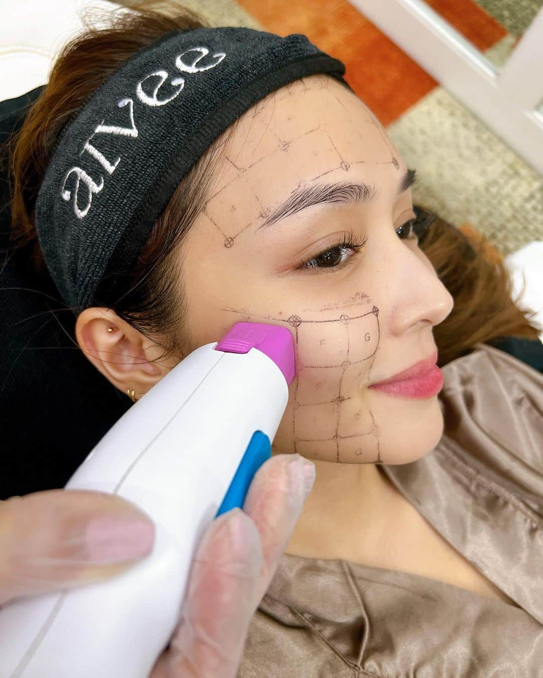 Kathryn Bernardoさんのインスタグラム写真 - (Kathryn BernardoInstagram)「It’s that time of the year! 💆🏽‍♀️  Just can't skip my annual Thermage FLX with @theaiveeclinic & @draivee. Thank you for making sure I was comfortable the whole time, @keli.fashion. 😚」5月20日 17時04分 - bernardokath