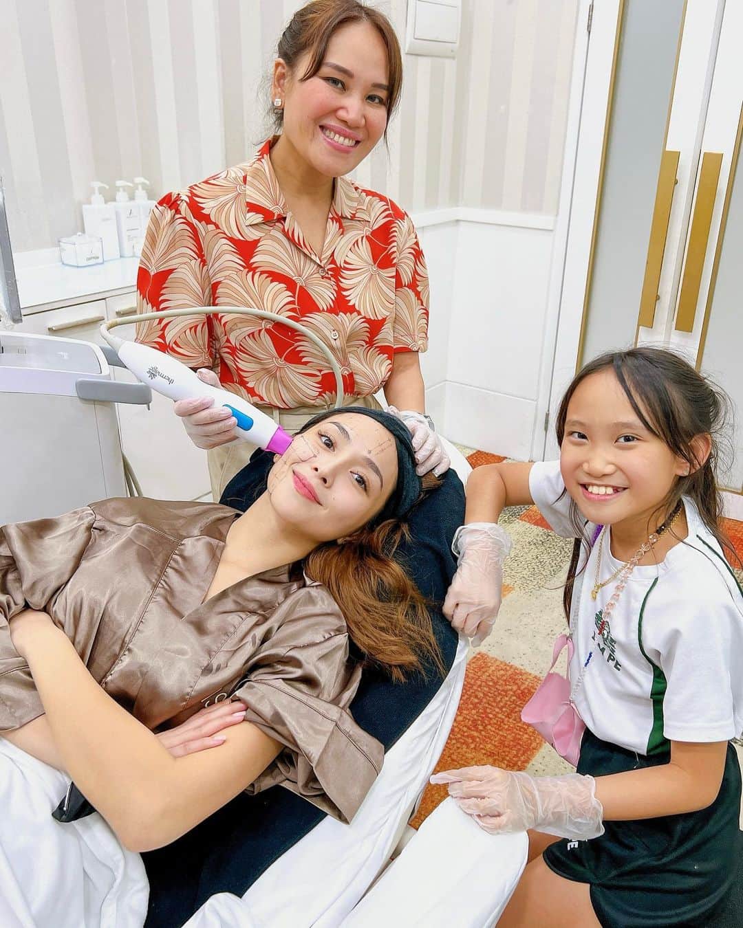 Kathryn Bernardoさんのインスタグラム写真 - (Kathryn BernardoInstagram)「It’s that time of the year! 💆🏽‍♀️  Just can't skip my annual Thermage FLX with @theaiveeclinic & @draivee. Thank you for making sure I was comfortable the whole time, @keli.fashion. 😚」5月20日 17時04分 - bernardokath