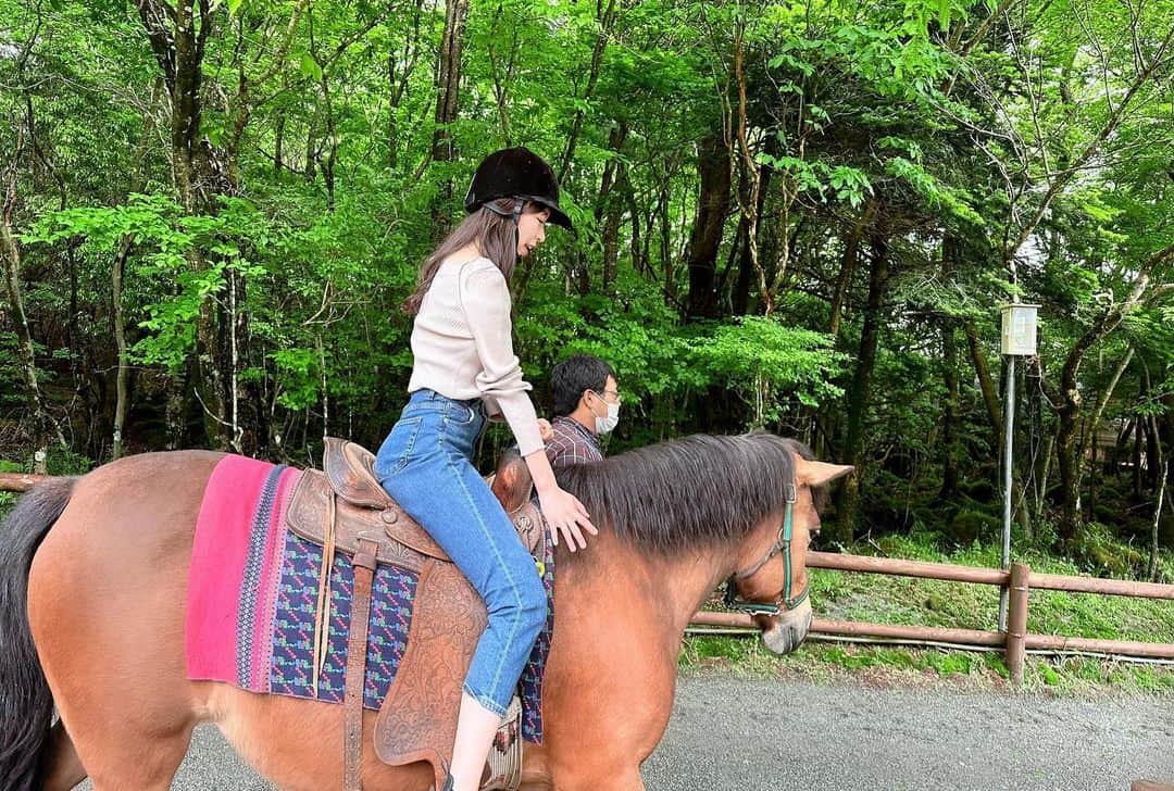 橋本奈実のインスタグラム：「富士サファリパーク！ CMは頭にこびりついてるけど、初めて行った🦁 自分の車で間近でライオンやクマさん見れてすごかった…‼️ キリンさんがフロントガラスの前で喧嘩をはじめて危なかった🤣💦 Vlogもとりました☺️✨」