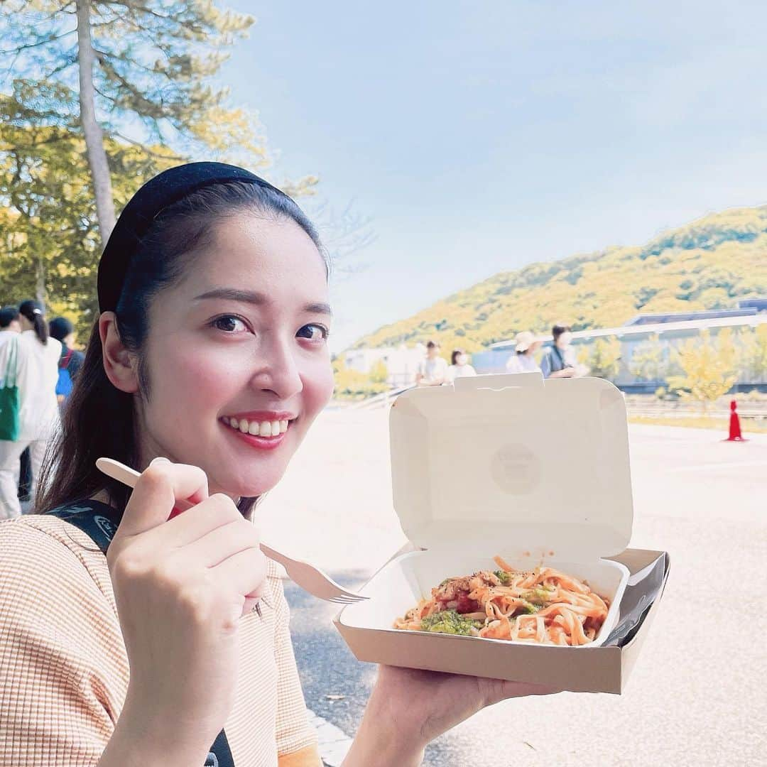 山下耀子のインスタグラム：「おやつ神社行ってきた⛩️  おやつ神社といいながら食べているのはパスタ…🍝  山内神社の参道で開催される毎年開催される「おやつ神社」 出店やキッチンカーがたくさん来てて 想像以上に楽しめるお祭りでした☺️  おやつということで焼き菓子、カキ氷、おはぎ、チュロス おやつだけじゃなくパスタ、カレー、坦々麺とラインナップも豊富〜  タグ付けしたアカウントから様子をご覧ください〜  明日も開催されるのでお近くの方はぜひに😌  入り口の写真はまた次の投稿で📷  #おやつ神社 #おやつ神社2023 #高知 #高知観光 #高知旅行 #高知県観光特使 #感高知 #ニッポンごきげん旅 #ニッポンごきげん旅in高知」