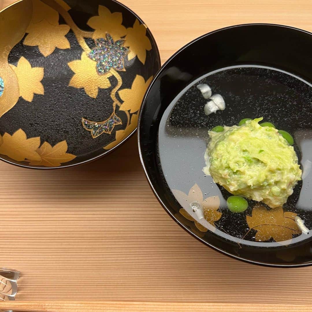 君島十和子さんのインスタグラム写真 - (君島十和子Instagram)「・ サプライズお祝いして頂きました。  「かんだ」  大切なお客様や 家族の節目には、こちらにて特別な時間を過ごさせて頂いてます。  本年、 「Gault&Millau」 (ゴ・エ・ミヨ) の、「シェフ賞」を 受賞された神田裕行氏の 織りなす料理には 感性のしずくがキラキラと 散りばめられていて、 その空間に身を置くだけで、 日常の澱が浄化されるのがわかります。  茹で上げ蛸に、梅餡と 新芽の紫蘇の葉  日本の「えんどう豆」 (×グリーンピースたは違う)の シンジョウは 螺鈿細工が施された 青紅葉の器に。  この他にも、お料理はありますが… 最後には、新潟県魚沼で 特別栽培したお米を人数分に 合わせた土鍋で炊き上げて。  海外から、こちらのお料理の為だけに 来日される方にも何度か遭遇。 また、新進気鋭のIT寵児が お隣でプロポーズしていたことも…  #予約してくれてありがとう #虎ノ門 #かんだ #フライングバースデー #感謝 #神田裕行 さん #ftcbeauty #君島十和子」5月20日 17時06分 - ftcbeauty.official