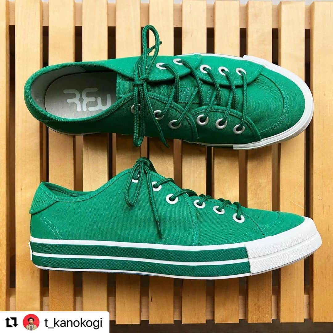 アールエフダブリューのインスタグラム：「☘️☘️☘️  #Repost @t_kanokogi with @use.repost ・・・ こんにちは、土曜日店長です。天気は雨のち曇り🌧️本日も張り切ってまいりましょう🙌今週末も天気が崩れてしまいましたね。靴屋にとって雨はキツイ。雨の日に靴脱ぎたくないですもんね。特に大雨降ったら靴下もビショビショだったらさらにね😩でもうちには試着用の靴下もあるのでお気軽に来てください。良かったら靴下も販売してます♪さて写真は今シーズンの新色のSANDWICH-LO STANDARDのGREENになります。個人的に小さい頃はあまり緑が好きではなかった。小さい頃観てた『秘密戦隊ゴレンジャー』の中でもミドレンジャーはちょっと地味なイメージで、周りのキャラが強すぎるのもあるんだけど、なんか影が薄く避けてしまってた。グリーン系を身に付けるようになったのはミリタリーウェアを着だしてから、いろんなグリーンがあることを知って興味を持ち始めたらハマってしまった。今回作ったのはどちらかというとオーセンティックでアイリッシュなGREEN。サッカーでいうとスコットランドのセルティックFCとかNBAのボストンのセルティックスもそうですが、シャムロック（3つ葉のクローバー）のカラーになります☘️とても爽やかでこれからの季節にもバッチリ👌RFWの春の新作が店頭、オンラインに揃っておりますので、是非チェックしに遊びに来てください🙏ではみなさん良い休日を❤️Have a nice weekend😊  RPM-RHYTHM PRIMARY MARKET  151-0063東京都渋谷区富ヶ谷1-6-9荒木ビル2F  2F,Araki Building,1-6-9Tomigaya Shibuya-ku,Tokyo,151-0063  Tel 03-6804-7283 shop@rfwtokyo.com www.rfwtokyo.com  @rfwtokyo #rfw #rfwtokyo #rhythmfootwear #shoes #sneakers #kicks #靴 #スニーカー #サンダル #sandal #outfit #逸足 #spring #春 #新作 #新入荷 #新商品 #緑 #green #グリーン #Ireland #shamrock #clover #アイルランド #シャムロック #クローバー」