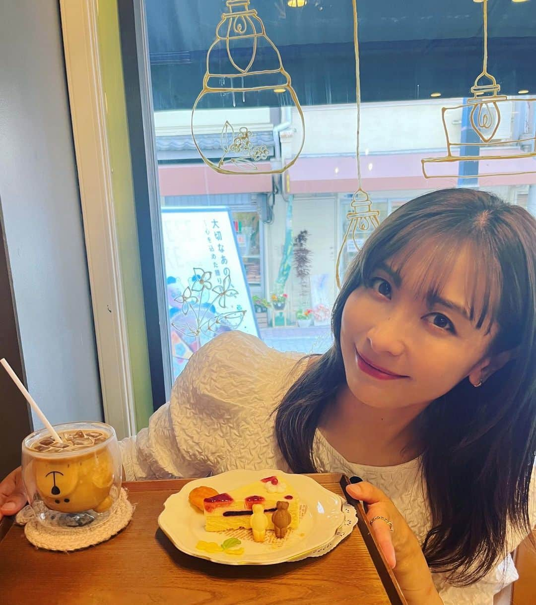 山崎真実のインスタグラム：「クマちゃん可愛い！ 全部美味しそうで6種類あるチーズケーキを選ぶのに悩みに悩みましたが、木苺のチーズケーキにしました！ 見た目もめちゃめちゃ可愛いし甘酸っぱくて美味しかったぁ！ 全制覇したい！  #チーズケーキ #アンツコーヒー #カフェ #カフェ巡りしたい #山崎真実」