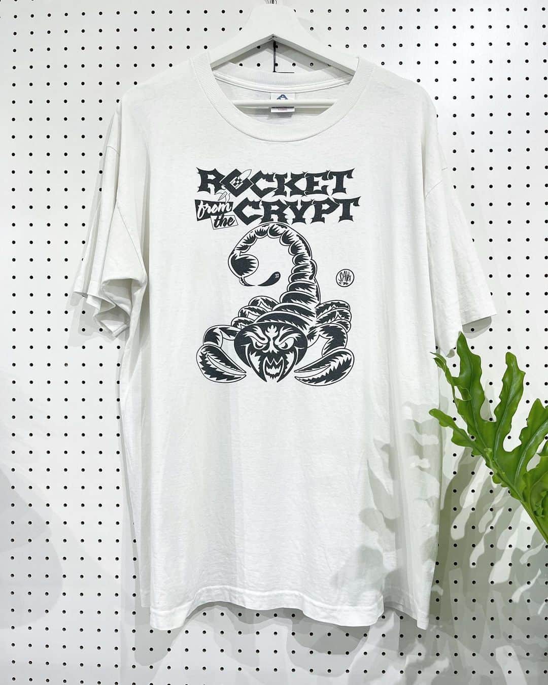 ジャムルのインスタグラム：「1990's～ Rocket From The Crypt ¥14000+tax(15400) . 1989年にカリフォルニア州サンディエゴで活動を開始したバンド、Rocket From The Crypt。 パンクやハードコアにロカやスカ等のテイストを絶妙にブレンドしたガレージパンク・バンド。  過去にはフジロックにも参加したりと日本でも人気の高いお馴染みのバンドです。  ローブロウ・アートの様なTattooテイストのサソリが描かれたシンプルでカッコ良い1枚。 コチラのTシャツは恐らく1995年にリリースされたアルバム「Scream, Dracula, Scream !」の頃の物と思います。 .  WEB SHOPに入荷しております。 是非ご覧ください。 jammru.com  #お問い合わせはお電話で承ります #jammru#jammru_tee#vintagetshirt #vintagetee#vintagebandtee#rocketfromthecrypt  #osaka  #fashion  #streetstyle  #streetfashion  #vtg  #vintage  #used  #usedclothing  #古着 #古着屋 #ファッション #70s #80s #90s」