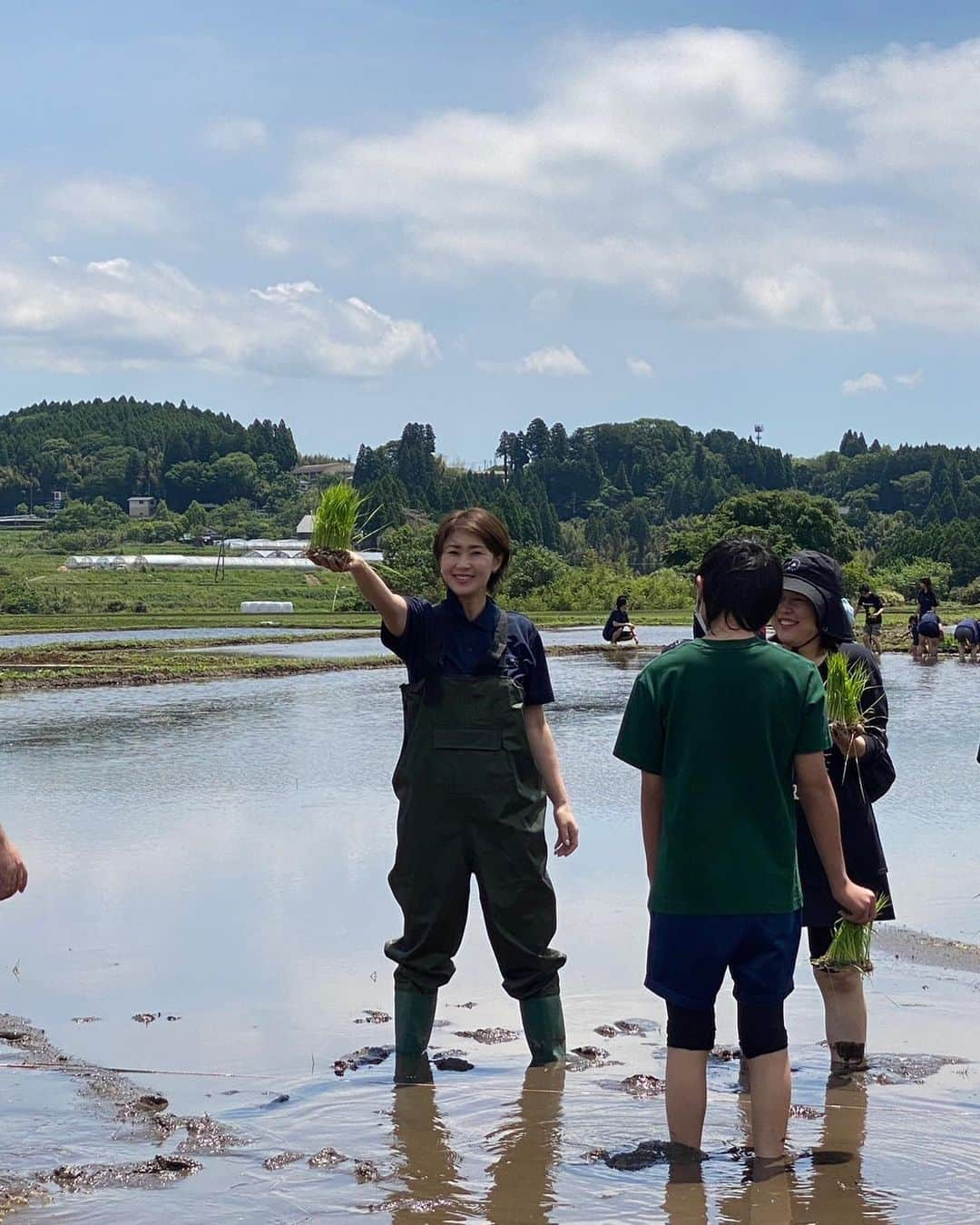 古閑美保さんのインスタグラム写真 - (古閑美保Instagram)「南阿蘇でプレミアムウォーター @premium_water  田植え、やまめ掴み取り大会、素麺流し、フィンガーアート、生き物観察と、盛り沢山なイベントに参加させていただきました☺️ 天気も良くてはしゃいじゃいました☺️☺️☺️」5月20日 17時13分 - kogamihokogamiho