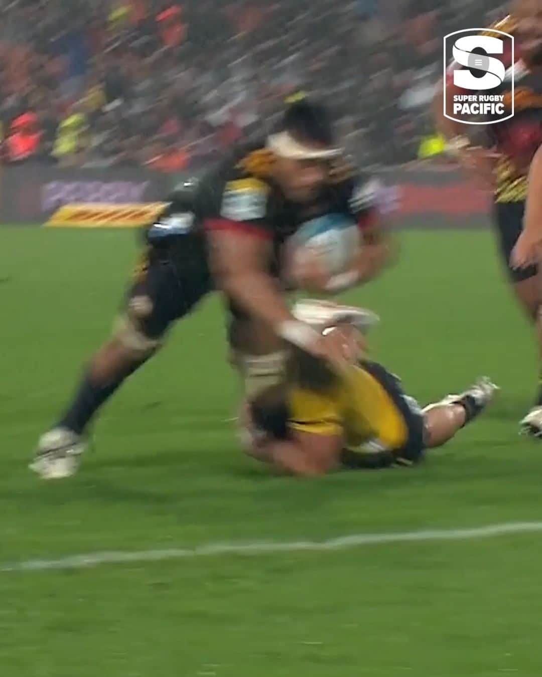 Super Rugbyのインスタグラム：「Tupou Vaa'i finds his way over for the @chiefsrugby 💪  #CHIvHUR #SuperRugbyPacific」