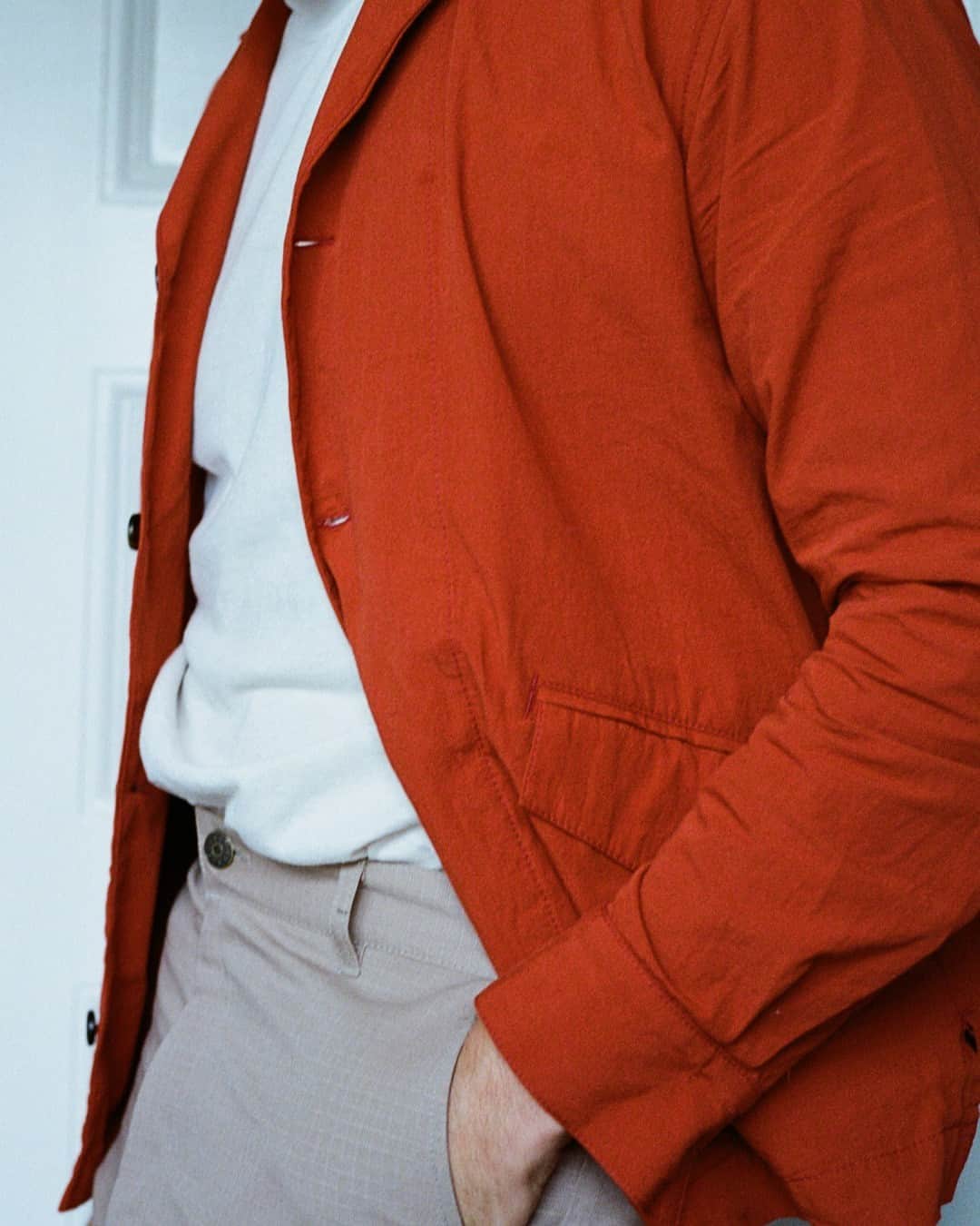 スティーブンアランのインスタグラム：「From the studio to the office to an afternoon coffee, the Painter Shirt simultaneously has a feeling of utility and refinement - it brings to mind painters smocks worn by the masters of the 20th century. We created the Painter Shirt to live in your wardrobe somewhere between an over-shirt and a classic button up. Shop Now.」
