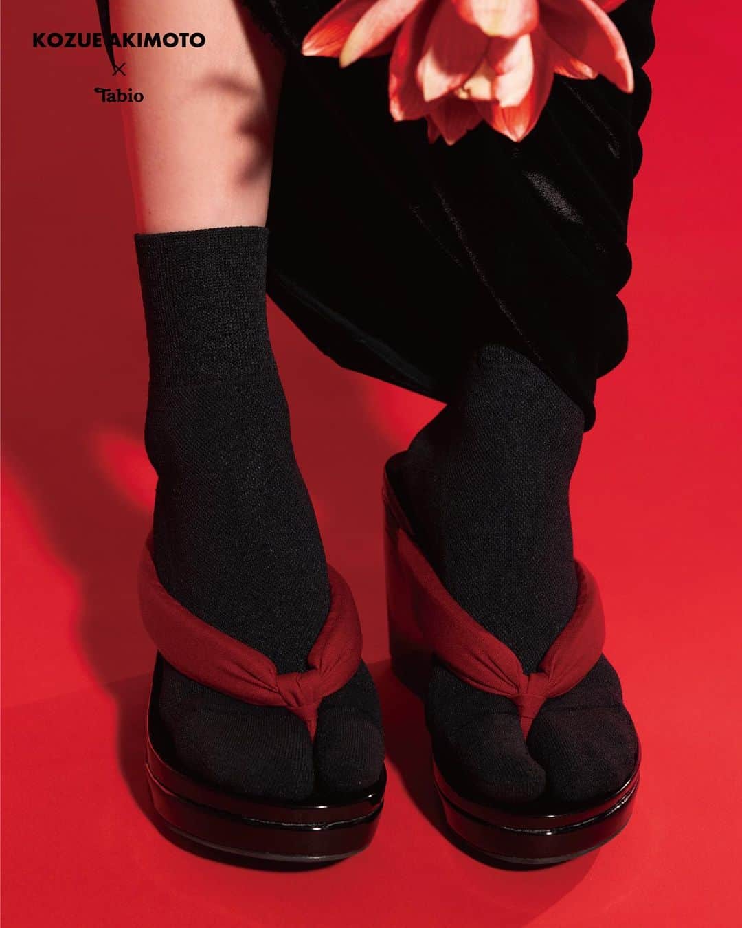 靴下屋公式アカウント（tabio）さんのインスタグラム写真 - (靴下屋公式アカウント（tabio）Instagram)「. KOZUE AKIMOTO × Tabio モデルの秋元梢さんとコラボレーションした タビソックスの第二弾を5月20日（土）に発売します。 前回一瞬で完売したラメやルーズの他、新しいデザインも加え、 本人の強いこだわりとタビオの技術による全6型を展開。 第二弾は年間を通して販売する商品もございますのでお見逃しなく！！ ⁡ ●発売日:5月20日 ⁡ ▷タビラインソックス　￥2,200 size 22.5~24.5cm　 size25~27cm ※ホワイトは25〜27cmのみ。サイズによってカラーが異なります。 ※こちらは通年販売予定です。 ⁡ ▷タビチェッカーソックス　￥2,420 size 22.5~24.5cm　 size25~27cm ⁡ ▷タビ和紙ソックス　￥2,200 size 22.5~24.5cm　 size25~27cm ⁡ ●販売店舗 Tabio公式オンラインストア Tabio GINZA SIX 店 Tabio 表参道ヒルズ店 Tabio六本木ヒルズ店 Tabio NEWoMan 横浜店 Tabioラシック名古屋店 Tabioグランフロント大阪店 Tabioラシック福岡天神店 ⁡  ー SPECIAL EVENT ー 5月20日にTabio 表参道ヒルズ店（ @tabio_omotesando ） にて特別なイベントを開催します。  EVENT 1 , 秋元梢さんと写真が撮れる「ツーショット撮影会」を実施します。 11時のオープンより表参道ヒルズ店の店頭にて コラボ商品を2足以上お買い上げの方に イベント参加チケットをお渡しします。 ⁡ 場所：Tabio 表参道ヒルズ店 チケット配布時間：5月20日 11時より。なくなり次第終了。 イベント時間：5月20日 14時〜15時 ※お配りするチケットに店舗へお戻り頂く時間が記載されています。 ⁡ EVENT 2 , この日限定で秋元梢さんがセレクトした限定モチーフを 靴下にお入れする刺繍オーダー会も実施。  EVENT 3 , 2足お買い上げにつき1枚、 今回のコラボアイテムのビジュアルステッカーをプレゼント！  ご本人にお会いできるイベントをお見逃しなく！！  ーーーーーーーーーーー ⁡ P/ @akikoisobe ST/ @mikitiaizawa HM/ @yoshikoarai_makeup 花/ @naoten10  ⁡ #tabio #タビオ #秋元梢 #タビソックス #足袋」5月20日 17時17分 - tabio.jp