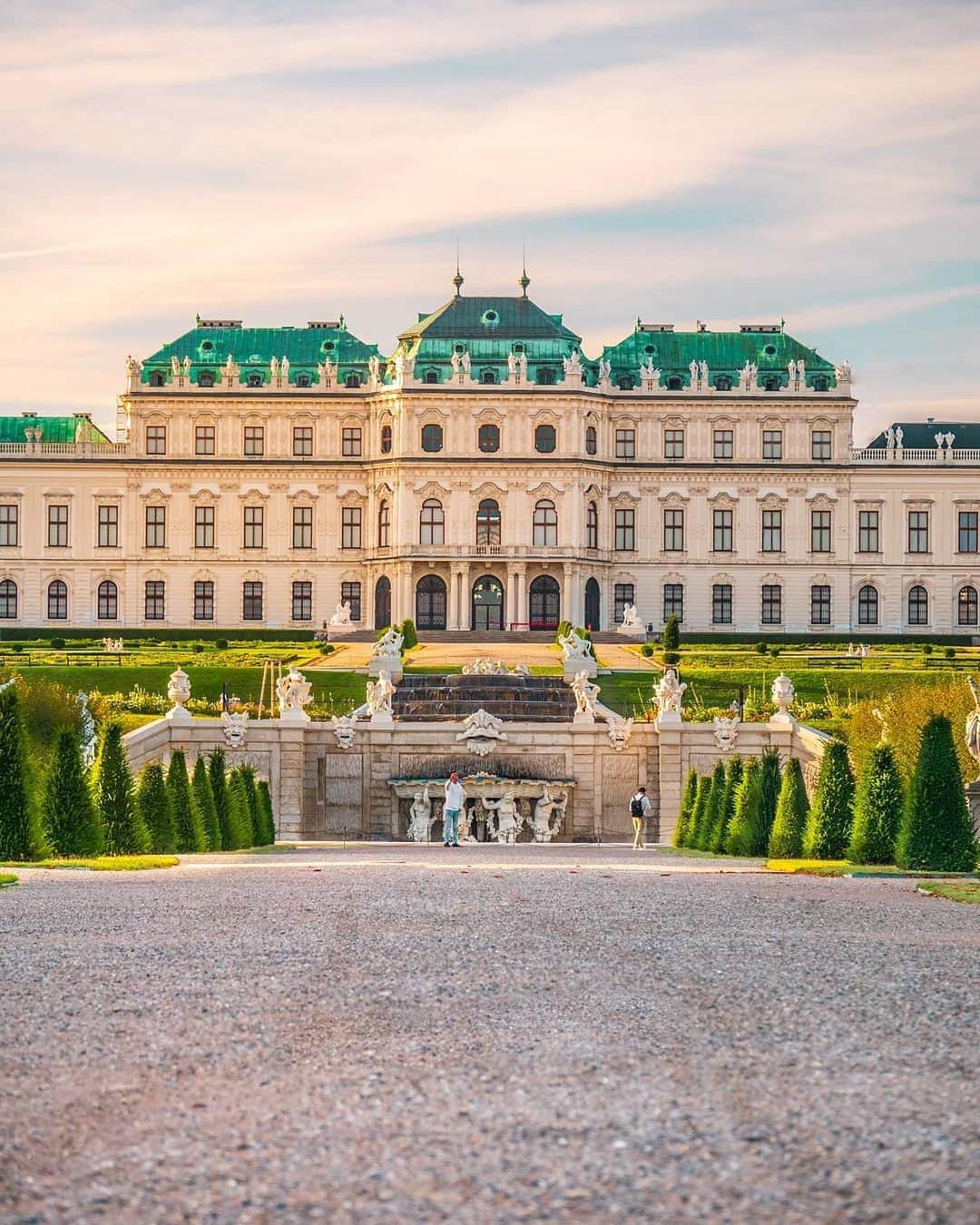 Wien | Viennaさんのインスタグラム写真 - (Wien | ViennaInstagram)「Good morning and happy Weekend Vienna! ☀️Time to explore the majestic gardens of the @belvederemuseum. They are a highlight of Baroque landscape architecture. 🍃The large terraces with ponds connect the Upper to the Lower Belvedere. The Alpine Garden in the palace park is the oldest in Europe. 🪻 by @enzvnt #ViennaNow  #belvedere #belvederemuseum #vienna #wien #belvederepalace #vienna_austria #vienna_city #visitvienna #viennagram #wienliebe #garden #palace #travelgram #traveleurope #traveltheworld #travelblogger」5月20日 17時17分 - viennatouristboard