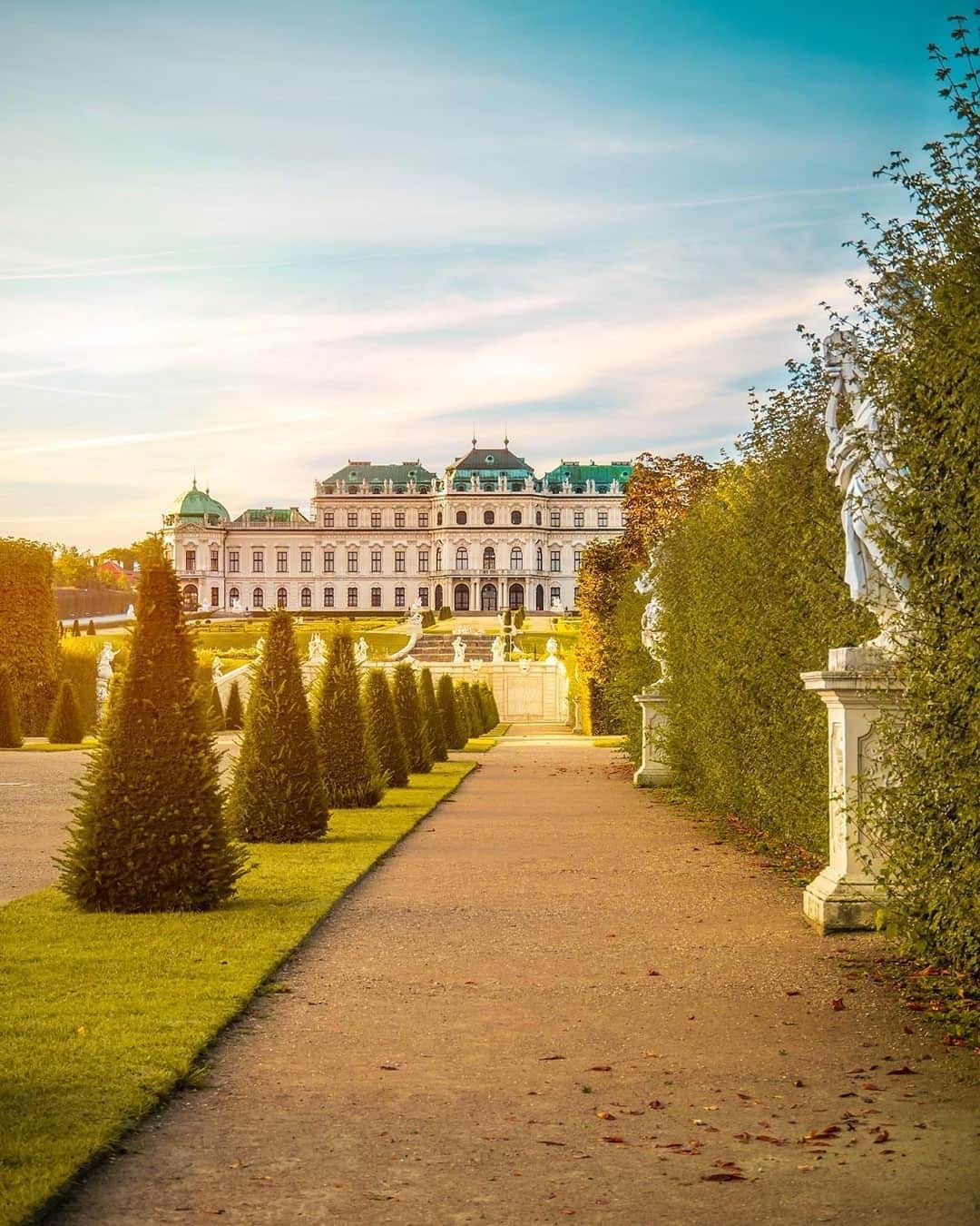 Wien | Viennaのインスタグラム：「Good morning and happy Weekend Vienna! ☀️Time to explore the majestic gardens of the @belvederemuseum. They are a highlight of Baroque landscape architecture. 🍃The large terraces with ponds connect the Upper to the Lower Belvedere. The Alpine Garden in the palace park is the oldest in Europe. 🪻 by @enzvnt #ViennaNow  #belvedere #belvederemuseum #vienna #wien #belvederepalace #vienna_austria #vienna_city #visitvienna #viennagram #wienliebe #garden #palace #travelgram #traveleurope #traveltheworld #travelblogger」