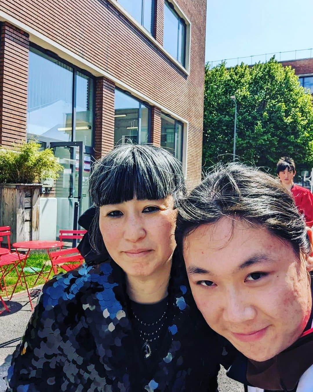 大森美希さんのインスタグラム写真 - (大森美希Instagram)「Congratulations to my first cohorts at Parsons Paris! I love all of you! ❤️   パーソンズ・パリで2年前に新設されたファッションデザインとアートの修士課程の一期生が巣立ちました。何もかも手探りで大変でしたが、学生達もよく頑張ってくれました。ヴェルサーチェとのコラボでクリエイティブ・ディレクターのドナテッラに会うためにみんなでミラノに行ったことは忘れません。  あと、3年生の時に1年間ファッションデザインを教えたファッションデザイン学部の4年生も同時に卒業、彼らも本当によく頑張りました。みんな私のかわいい子供達です。  @parsonsparis  @parsonsparis.fashion」5月20日 17時27分 - mikiomori_