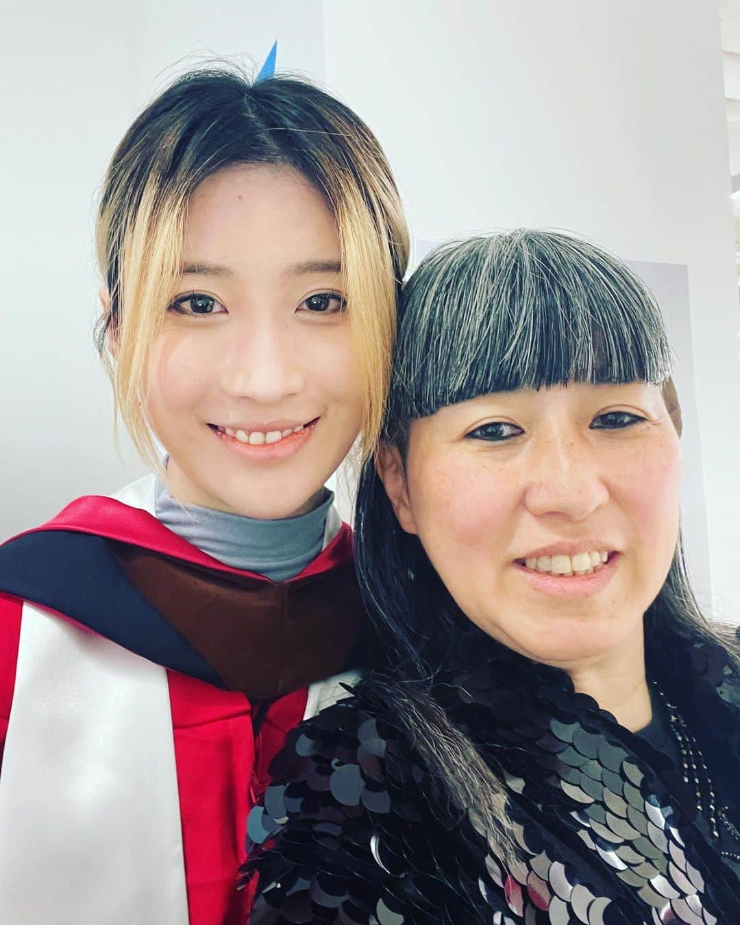 大森美希さんのインスタグラム写真 - (大森美希Instagram)「Congratulations to my first cohorts at Parsons Paris! I love all of you! ❤️   パーソンズ・パリで2年前に新設されたファッションデザインとアートの修士課程の一期生が巣立ちました。何もかも手探りで大変でしたが、学生達もよく頑張ってくれました。ヴェルサーチェとのコラボでクリエイティブ・ディレクターのドナテッラに会うためにみんなでミラノに行ったことは忘れません。  あと、3年生の時に1年間ファッションデザインを教えたファッションデザイン学部の4年生も同時に卒業、彼らも本当によく頑張りました。みんな私のかわいい子供達です。  @parsonsparis  @parsonsparis.fashion」5月20日 17時27分 - mikiomori_