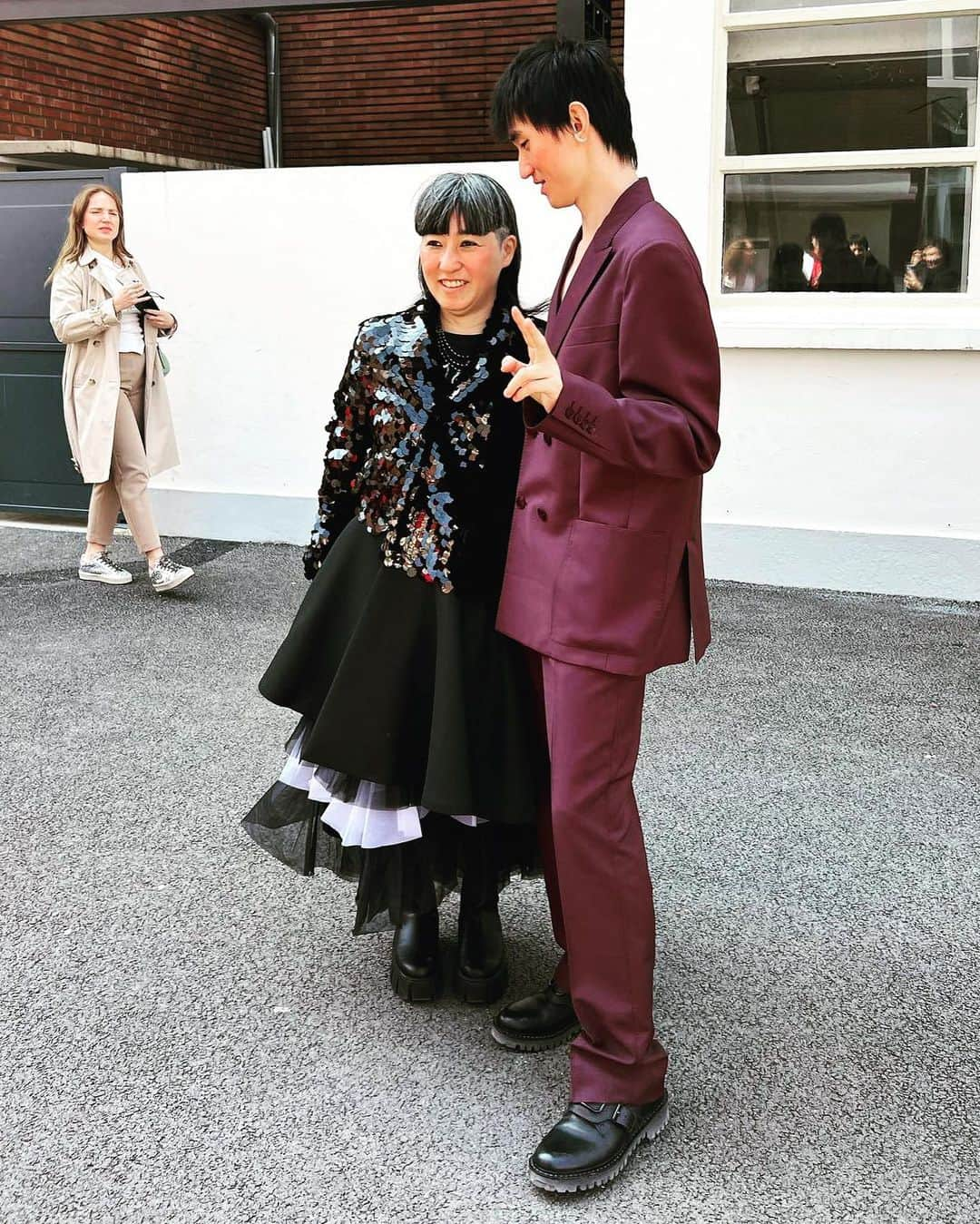 大森美希さんのインスタグラム写真 - (大森美希Instagram)「Congratulations to my first cohorts at Parsons Paris! I love all of you! ❤️   パーソンズ・パリで2年前に新設されたファッションデザインとアートの修士課程の一期生が巣立ちました。何もかも手探りで大変でしたが、学生達もよく頑張ってくれました。ヴェルサーチェとのコラボでクリエイティブ・ディレクターのドナテッラに会うためにみんなでミラノに行ったことは忘れません。  あと、3年生の時に1年間ファッションデザインを教えたファッションデザイン学部の4年生も同時に卒業、彼らも本当によく頑張りました。みんな私のかわいい子供達です。  @parsonsparis  @parsonsparis.fashion」5月20日 17時27分 - mikiomori_