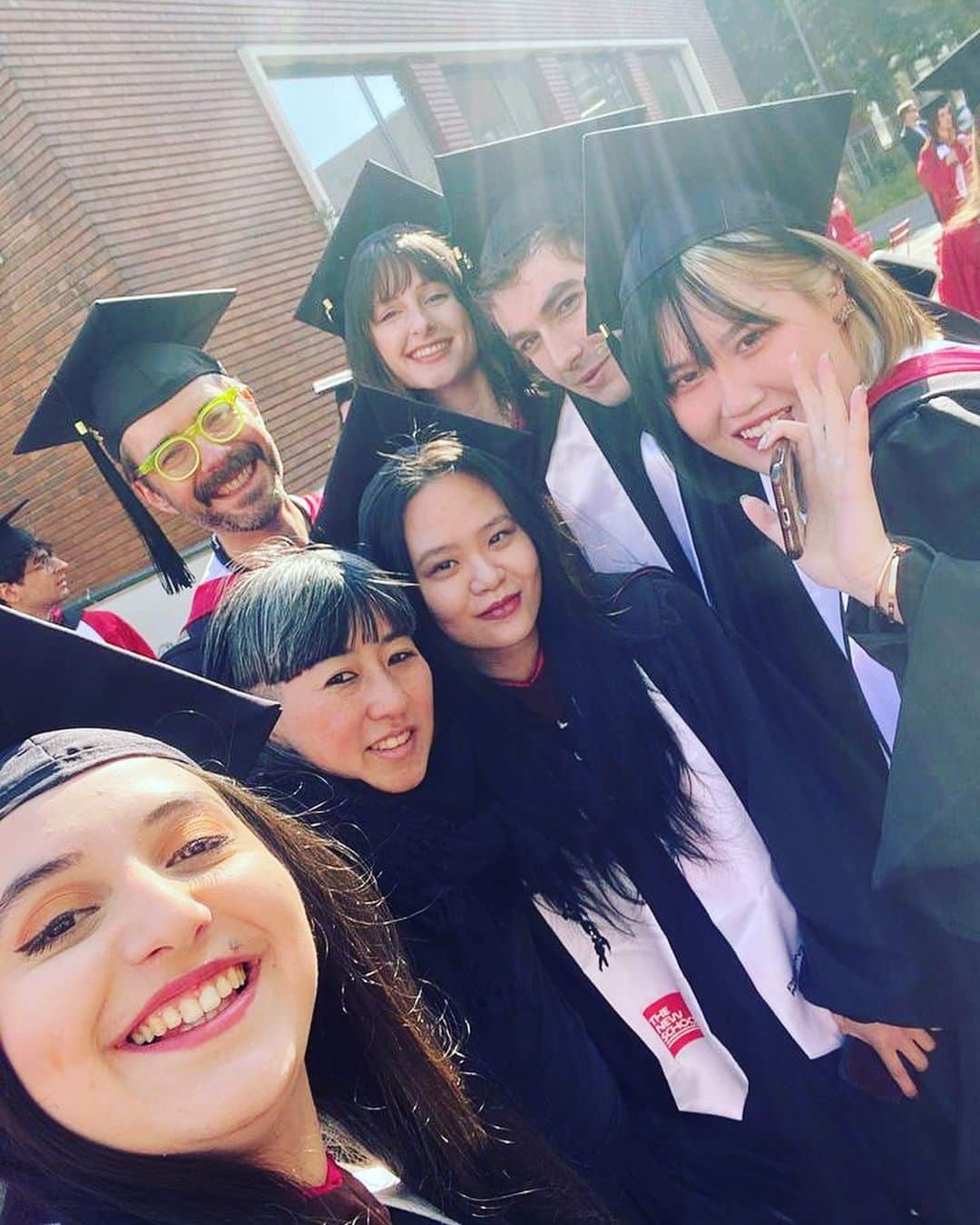 のインスタグラム：「Congratulations to my first cohorts at Parsons Paris! I love all of you! ❤️   パーソンズ・パリで2年前に新設されたファッションデザインとアートの修士課程の一期生が巣立ちました。何もかも手探りで大変でしたが、学生達もよく頑張ってくれました。ヴェルサーチェとのコラボでクリエイティブ・ディレクターのドナテッラに会うためにみんなでミラノに行ったことは忘れません。  あと、3年生の時に1年間ファッションデザインを教えたファッションデザイン学部の4年生も同時に卒業、彼らも本当によく頑張りました。みんな私のかわいい子供達です。  @parsonsparis  @parsonsparis.fashion」