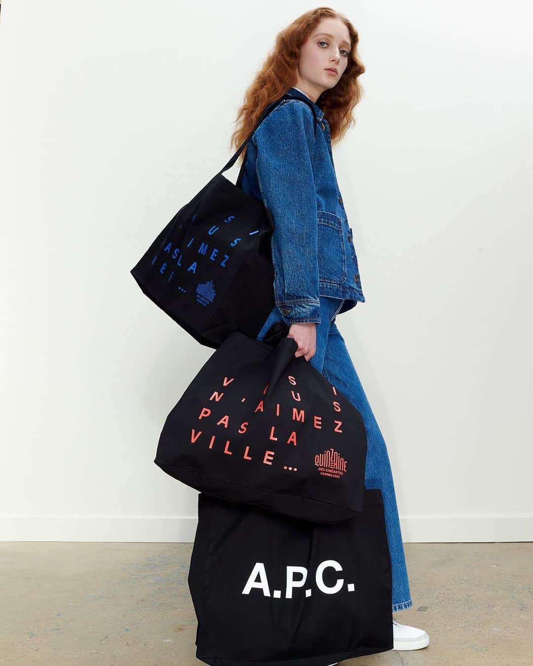 アーペーセーのインスタグラム：「The A.P.C. tote goes to Cannes.   For yet another year we have partnered with the Directors' Fortnight @quinzaine_des_cineastes and created over 1000 exclusive tote bags for the Cannes Festival.   The totes are made from leftover fabrics from our past collections, and will be distributed to the participants of the 2023 Cannes Festival which will be held from May 17th till May 27th.  @quinzaine_des_cineastes is an independent selection of the Cannes Film Festival that showcases a program of shorts, feature films and documentaries worldwide.  #APCParis #Cannes2023」