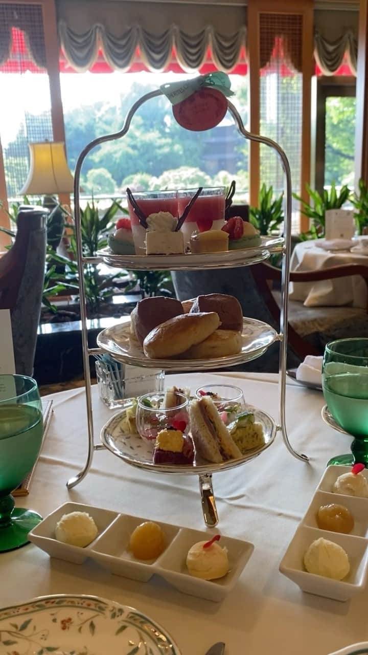 Roseのインスタグラム：「🌱🫖👒🧁🍰🍵🌿  GOUTAL 💐洋梨＆ローズアフタヌーンティー  ホテル椿山荘東京 @hotelchinzansotokyo_official   #アフタヌーンティー #お茶会 #ホテル女子会  #椿山荘 #椿山荘アフタヌーンティー #ホカンス  #goutal #afternoontea #peai #rose #ヌン活」