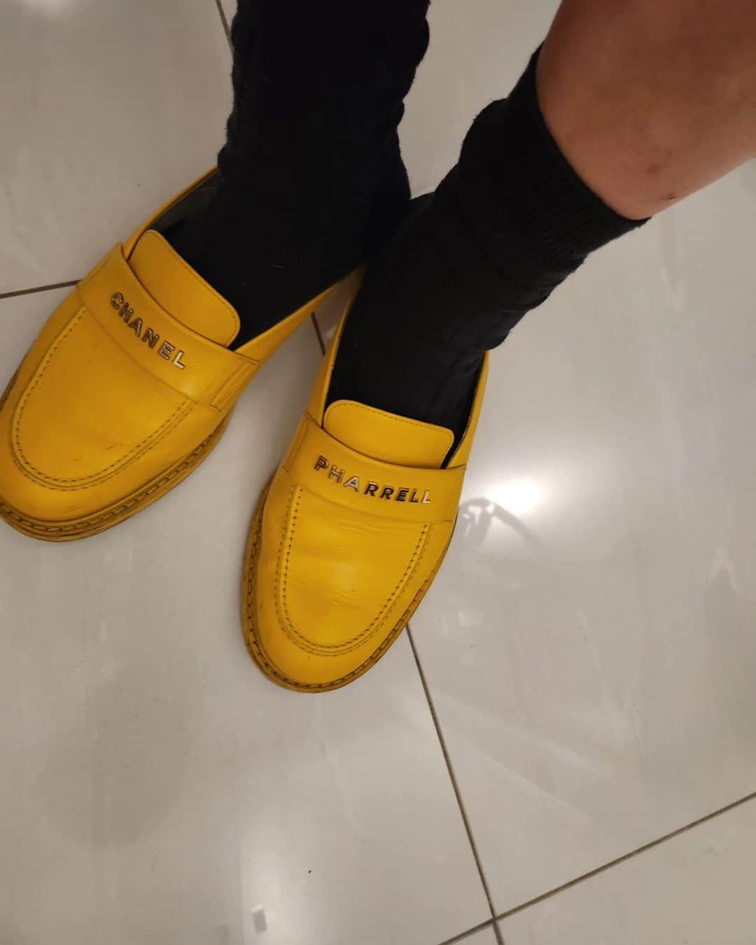 福川雅顕さんのインスタグラム写真 - (福川雅顕Instagram)「. とある朝 黄色を効かせたくて靴下に でも靴が合わなくて 履き替える そんな朝 . #fashion  #sox  #靴下」5月20日 17時35分 - masaakifukugawa