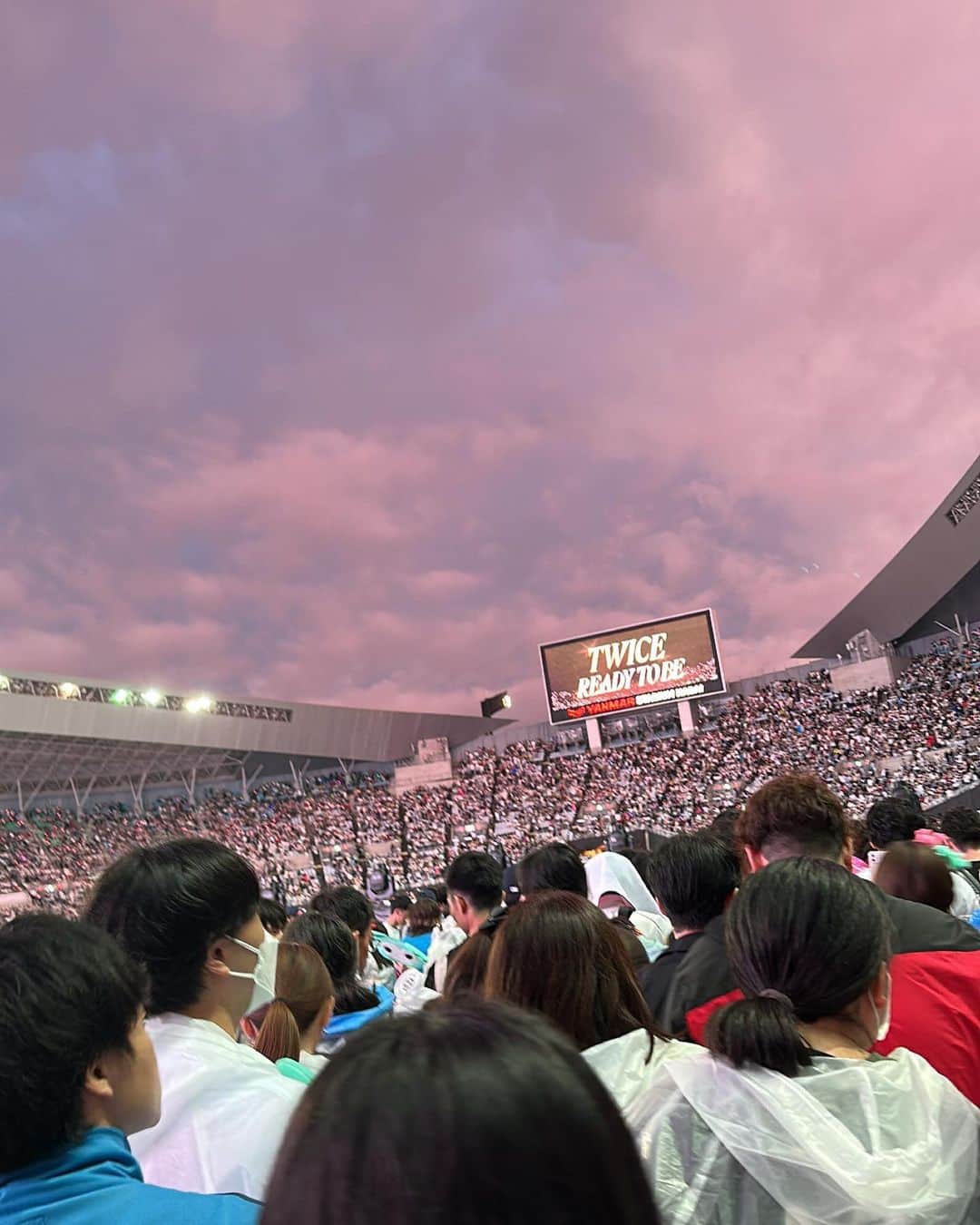masumiさんのインスタグラム写真 - (masumiInstagram)「・ 今回もしっかりオタクしてきた🍭 : 大阪２日目🏟️🩷 アップグレード席で😎 : 初め雨降ってたけど途中から晴れた☀️🩷 : ほんまに何回見ても同じ人間と思われへん💦 いい刺激もらえた🔥 全員のソロも見れて感無量🥺🫶🏻 : TWICE今年も日本に来てくれてありがとう🫶🏻🫶🏻🫶🏻 : : : #TWICE #READYTOBE #twice_5th_world_tour」5月20日 17時28分 - msm1026xx