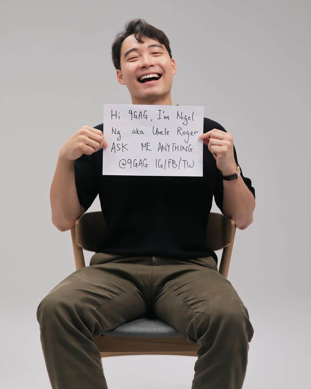 9GAGさんのインスタグラム写真 - (9GAGInstagram)「Nigel Ng (@mrnigelng), aka Uncle Roger, is doing a 9GAG Q&A session on May 26th! Ask him anything in the comments and he’ll answer your questions soon!  Want Uncle Roger to roast your cooking skills as well? Send us a picture of the food you cook via the link in our bio and he’ll review it👨🏻‍🍳 You’ll also get a chance to win a ticket to Nigel Ng’s first online comedy special! 🎙️  For more details, check the link in our bio↖️ - #nigelng #uncleroger #eggfriedrice #chef #cookingskills #comedy #asian #humor #9gagQnA #9gag」5月20日 17時29分 - 9gag