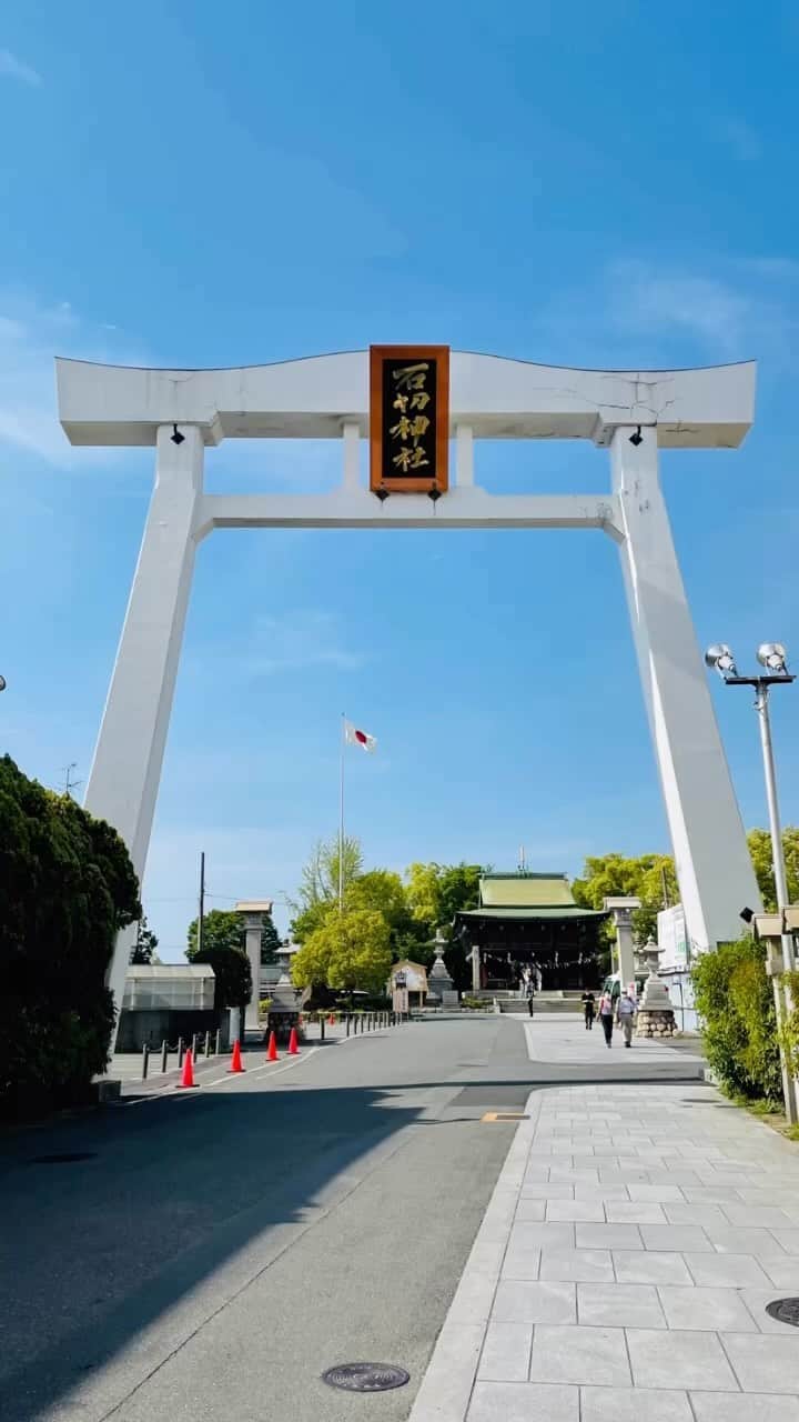 小嶋晶子のインスタグラム：「久しぶりに父が好きだった神社「石切さん」へ。 正式名は「石切劔箭神社」名前の由来はどんな硬い岩でも切り裂くことができる鋭い剣と矢が祀られているからとのこと。なんだか強そう…  Ishikiritsurugiya Jinja - "Shrine of the Stone-Cutting Sword and Arrow".   #石切劔箭神社 #東大阪 #大阪 #日本 #ishikiritsurugiya  #ishikiritsurugiyashrine  #ishikiritsurugiya_shrine  #ishikiritsurugiyajinja  #ishikiritsurugiya_jinja  #higashiosaka  #osaka  #jaoan #⛩️ #🇯🇵」