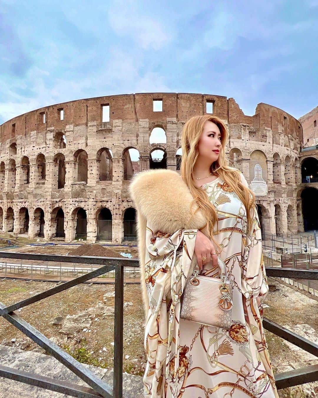 ayuさんのインスタグラム写真 - (ayuInstagram)「Enjoyed my last day in Rome🇮🇹 trevi fountain and colosseum🏟️⛲️  ローマ最終日、早起きしてまず始めに向かったのはトリビの泉⛲️ 朝の7時でも既に人が沢山いてビックリ🫢 帰り道にコロッセオに行きました🏟️🇮🇹  #trevifountain#colosseum#italy#roma」5月20日 17時42分 - ayu888ayu