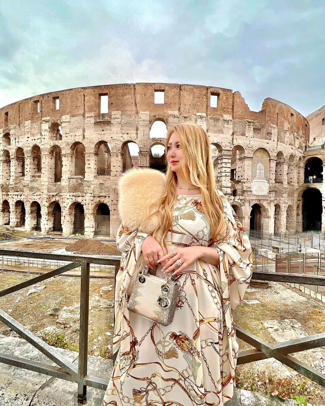 ayuさんのインスタグラム写真 - (ayuInstagram)「Enjoyed my last day in Rome🇮🇹 trevi fountain and colosseum🏟️⛲️  ローマ最終日、早起きしてまず始めに向かったのはトリビの泉⛲️ 朝の7時でも既に人が沢山いてビックリ🫢 帰り道にコロッセオに行きました🏟️🇮🇹  #trevifountain#colosseum#italy#roma」5月20日 17時42分 - ayu888ayu