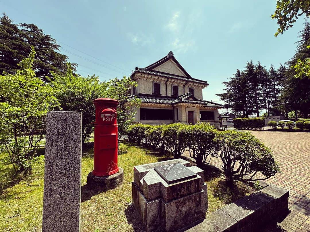 japantripのインスタグラム：「元中越銀行の建物を利用した、砺波郷土資料館、残念ながら臨時休館日でした。 #砺波市  #砺波チューリップ公園  #砺波郷土資料館  #toyamaprefecture  #tonamicity  #unseenjapan」