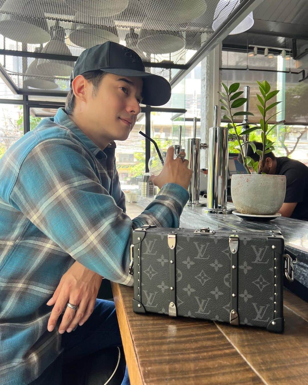 マリオ・マウラーさんのインスタグラム写真 - (マリオ・マウラーInstagram)「Mind me not just flexing. @louisvuitton」5月20日 17時43分 - mario_mm38