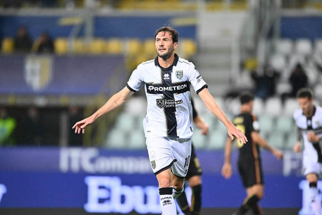 フランコ・バスケスのインスタグラム：「Forza Parma 💛💙」