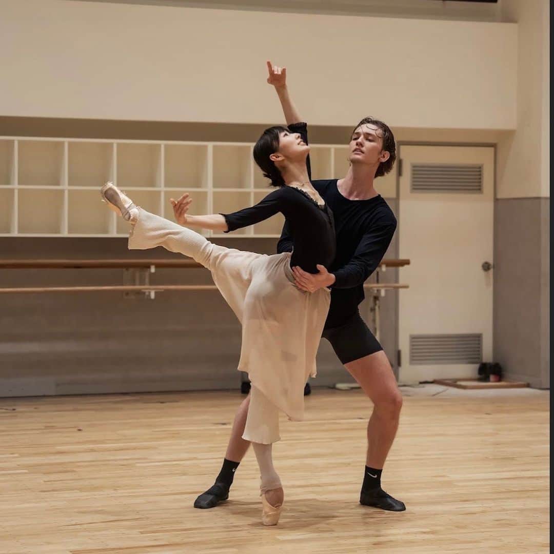 飯島望未のインスタグラム：「With @julianmackay 🦋🫧 Captured by @niczeusmackay @mackay.productions  蝶々夫人 5月24日開幕  Leotard, rehearsal skirt and leg warmer from @levdance」