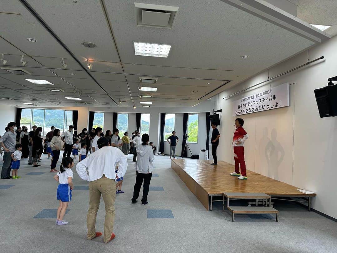 佐藤弘道さんのインスタグラム写真 - (佐藤弘道Instagram)「今日は福岡県那珂川市にある「青葉桐の花保育園」創立20周年記念の親子体操フェスティバルに行って来ました。 0・1・2歳児、3歳児、4歳児、5歳児と4クラスに分けて指導させて頂きました。 先生方もとっても明るくて、とっても元気で、とってもノリが良くて、とっても素敵な園でした(^^) この度は20周年、誠におめでとうございましたぁ〜(((o(*ﾟ▽ﾟ*)o)))♡」5月20日 17時53分 - satouhiromichi023