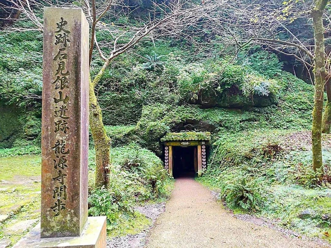 市川みかさんのインスタグラム写真 - (市川みかInstagram)「世界遺産の石見銀山。  石見銀山までは一般車が入れないので、パーキング近くのレンタサイクルから自転車で向かいます🚲 歩くと片道45分程かかりますが、自転車だと10〜15分程で到着しました！  石見銀山自体はよくある採掘跡地の洞窟だったけれど、その周辺の『大森銀山伝統的建造物群保存地区』の街並みがとても素敵でした✨  室町時代初期(1527年)に発見され、関ヶ原の戦い後からは徳川家が支配していた所。 かつてこの銀山は世界の産銀量の3分の1を占めていて、世界遺産に登録された、アジアで初めての鉱山遺跡なんですと。  お食事処『おおもり』にて、代官そば定食をいただきました🥢  　 #47都道府県全制覇 #島根 #出雲 #石見銀山 #大森銀山伝統的建造物群保存地区 #重要伝統的建造物群保存地区 #世界遺産 #国指定史跡 #県指定史跡 #タビジョ #女子旅 #旅 #旅行 #観光 #国内旅行 #trip #travel #tourist #travelgram #shimane #izumo #iwamiginzan #worldheritage #InstagramJapan #lovers_japan #photo_jpn #pics_japan」5月20日 17時46分 - ichikawa_mika