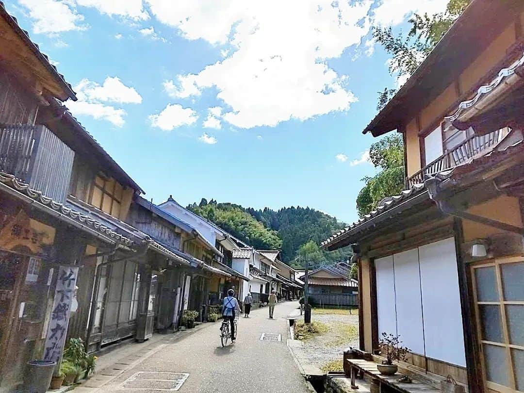 市川みかさんのインスタグラム写真 - (市川みかInstagram)「世界遺産の石見銀山。  石見銀山までは一般車が入れないので、パーキング近くのレンタサイクルから自転車で向かいます🚲 歩くと片道45分程かかりますが、自転車だと10〜15分程で到着しました！  石見銀山自体はよくある採掘跡地の洞窟だったけれど、その周辺の『大森銀山伝統的建造物群保存地区』の街並みがとても素敵でした✨  室町時代初期(1527年)に発見され、関ヶ原の戦い後からは徳川家が支配していた所。 かつてこの銀山は世界の産銀量の3分の1を占めていて、世界遺産に登録された、アジアで初めての鉱山遺跡なんですと。  お食事処『おおもり』にて、代官そば定食をいただきました🥢  　 #47都道府県全制覇 #島根 #出雲 #石見銀山 #大森銀山伝統的建造物群保存地区 #重要伝統的建造物群保存地区 #世界遺産 #国指定史跡 #県指定史跡 #タビジョ #女子旅 #旅 #旅行 #観光 #国内旅行 #trip #travel #tourist #travelgram #shimane #izumo #iwamiginzan #worldheritage #InstagramJapan #lovers_japan #photo_jpn #pics_japan」5月20日 17時46分 - ichikawa_mika