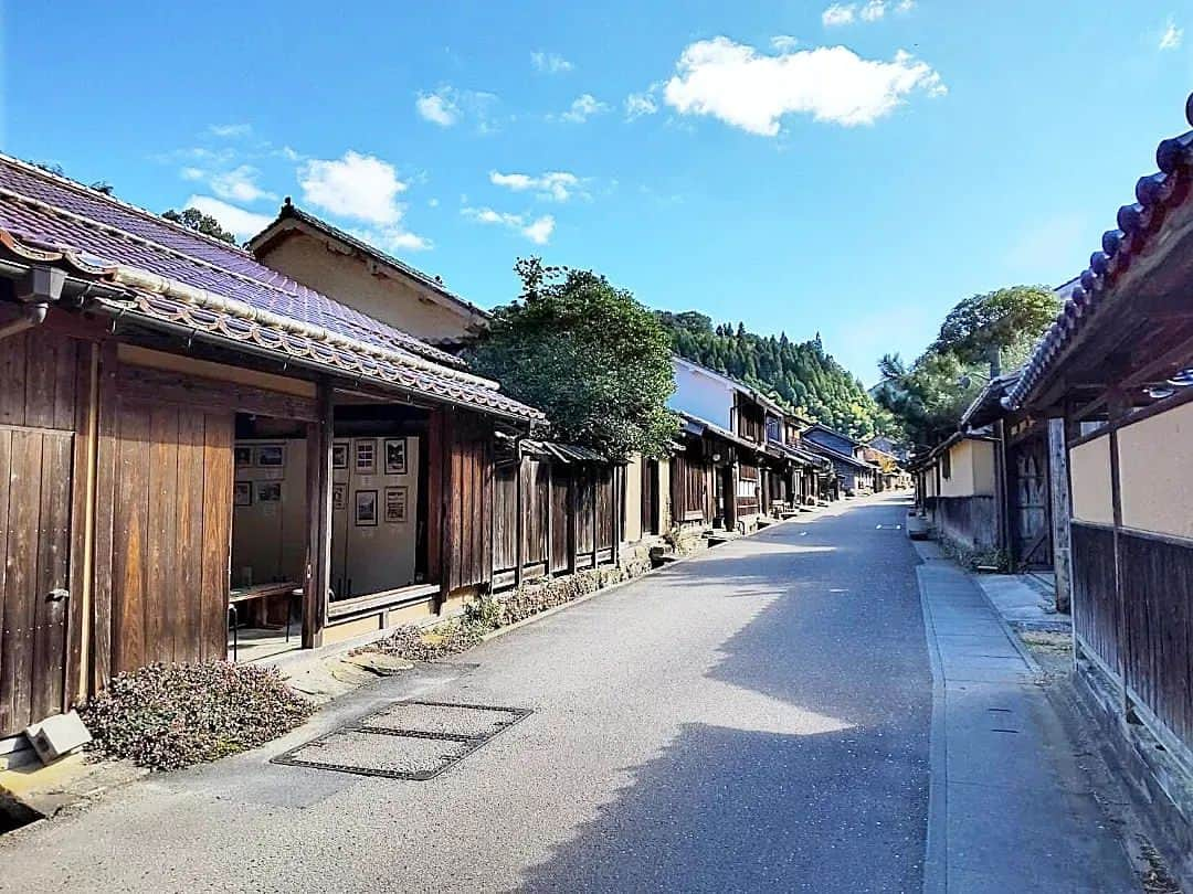 市川みかさんのインスタグラム写真 - (市川みかInstagram)「世界遺産の石見銀山。  石見銀山までは一般車が入れないので、パーキング近くのレンタサイクルから自転車で向かいます🚲 歩くと片道45分程かかりますが、自転車だと10〜15分程で到着しました！  石見銀山自体はよくある採掘跡地の洞窟だったけれど、その周辺の『大森銀山伝統的建造物群保存地区』の街並みがとても素敵でした✨  室町時代初期(1527年)に発見され、関ヶ原の戦い後からは徳川家が支配していた所。 かつてこの銀山は世界の産銀量の3分の1を占めていて、世界遺産に登録された、アジアで初めての鉱山遺跡なんですと。  お食事処『おおもり』にて、代官そば定食をいただきました🥢  　 #47都道府県全制覇 #島根 #出雲 #石見銀山 #大森銀山伝統的建造物群保存地区 #重要伝統的建造物群保存地区 #世界遺産 #国指定史跡 #県指定史跡 #タビジョ #女子旅 #旅 #旅行 #観光 #国内旅行 #trip #travel #tourist #travelgram #shimane #izumo #iwamiginzan #worldheritage #InstagramJapan #lovers_japan #photo_jpn #pics_japan」5月20日 17時46分 - ichikawa_mika