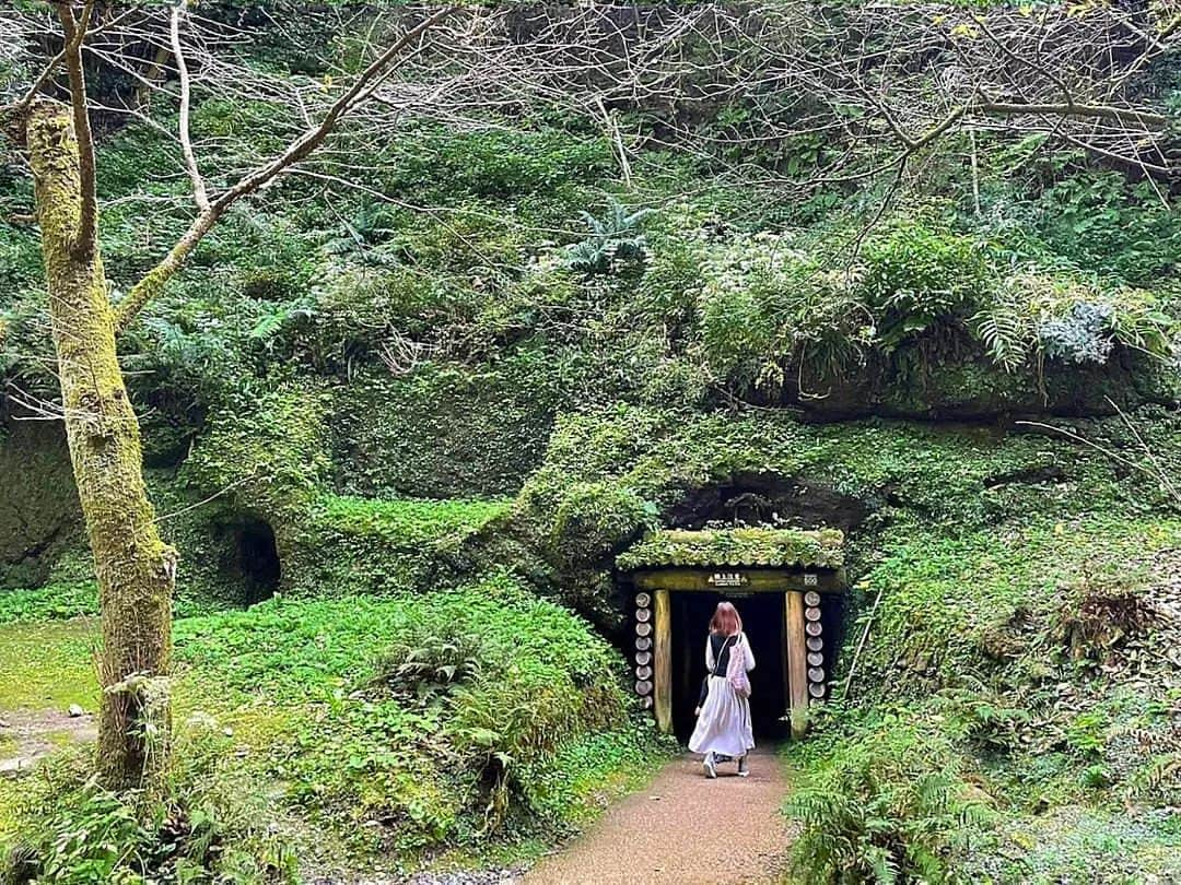 市川みかさんのインスタグラム写真 - (市川みかInstagram)「世界遺産の石見銀山。  石見銀山までは一般車が入れないので、パーキング近くのレンタサイクルから自転車で向かいます🚲 歩くと片道45分程かかりますが、自転車だと10〜15分程で到着しました！  石見銀山自体はよくある採掘跡地の洞窟だったけれど、その周辺の『大森銀山伝統的建造物群保存地区』の街並みがとても素敵でした✨  室町時代初期(1527年)に発見され、関ヶ原の戦い後からは徳川家が支配していた所。 かつてこの銀山は世界の産銀量の3分の1を占めていて、世界遺産に登録された、アジアで初めての鉱山遺跡なんですと。  お食事処『おおもり』にて、代官そば定食をいただきました🥢  　 #47都道府県全制覇 #島根 #出雲 #石見銀山 #大森銀山伝統的建造物群保存地区 #重要伝統的建造物群保存地区 #世界遺産 #国指定史跡 #県指定史跡 #タビジョ #女子旅 #旅 #旅行 #観光 #国内旅行 #trip #travel #tourist #travelgram #shimane #izumo #iwamiginzan #worldheritage #InstagramJapan #lovers_japan #photo_jpn #pics_japan」5月20日 17時46分 - ichikawa_mika