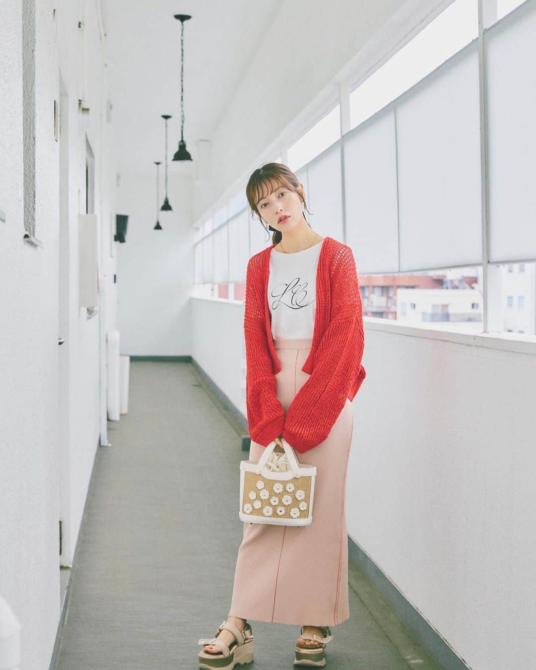 斉藤優里のインスタグラム：「カジュアルだけど女の子らしさは忘れずに カフェとかいけるようなコーデだよ🤤❤️ ⁡ タイトスカート履く時は上半身は わりと大きめサイズのものをあわせて バランスをとるようにしてるよ！！！ ⁡ 全身タイトなのも大人っぽくて可愛いけど そういう日は夜ご飯食べに行ったりする日のが いいのかなって私は思ってるから カジュアルに少し過ごしたい日とかは 大きめサイズマスト♡♡♡ そっちの方が長時間、着てても疲れないしね〜 ⁡ みんなは長時間出かける時これだけは マストに着てる、してるとかあるかな？ 教えて欲しいな🥹🩷 _____ ⁡ tops...@lilliancarat_official cardigan skirt...@cocodeal_official pants...@lilliancarat_official earring...@luna_folium choker...@nomg_official sandal bag...@randa_pic _____ ⁡ #今日の服 #今日のコーデ #ゆったんコーデ #斉藤優里 #ゆったん」
