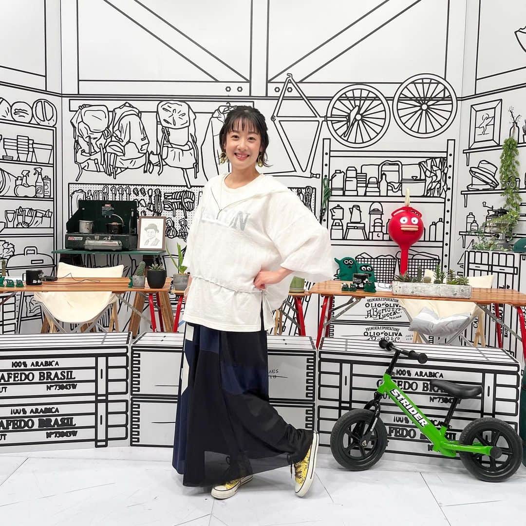 のインスタグラム：「投稿が遅れましたが、5月6(土)の衣装👚 写真2枚目のように、となみーのトップスと同じリメイク風のスカートでおそろいコーデでした！ つづくさんも爽やか♪ 洋服の詳細は、 どようだよ^_^公式Instagramで！ ・ #どようだよ #つづくさんのどようだよ  #衣装 #番組衣装 #衣装協力 #おそろいコーデ #カジュアルコーデ #シアー素材トップス」