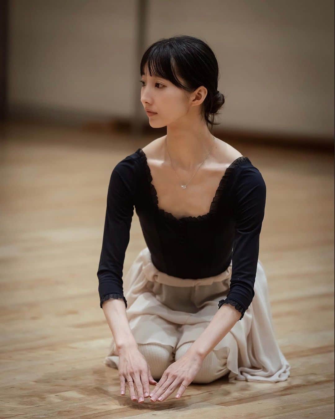 飯島望未のインスタグラム：「蝶々夫人 開幕24日🦋🫧 私の出演日は24、25、26、27日の4日間です。 お時間合う方は是非上野の文化会館まで観にいらしてください。  儚くも強い蝶々さんを胸がえぐられる思いで演じておりますが、観てる方にもそれが伝わるよう努めたいと思います。 @k_ballet_company_official  @theater_orchestra_tokyo   photo by @niczeusmackay @mackay.productions  Leotard and rehearsal skirt by @levdance」