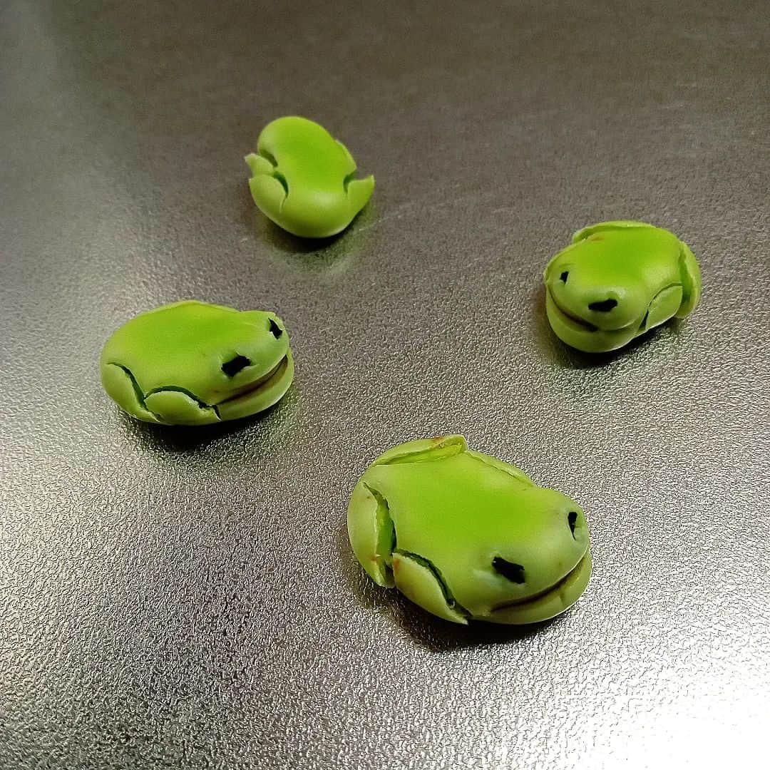 sweet_strawberryさんのインスタグラム写真 - (sweet_strawberryInstagram)「🐸🐸🐸🐸【#そら豆 】#カエル 🟢 🟢ガンダムの「ハロ」みたいにも見えるけど😁 🐸目は黒ゴマでしたかったけど無かったので、乾燥ワカメを押し込んだ。 🟢そら豆ご飯作ろうっと🍚 · #それにしか見えない#アマガエル #そらまめ#初物#頂き物#豆ご飯#そら豆ご飯#フードアート#デコフード#豆#かえる#ガンダムハロ#おもしろ野菜#接写#雨#日々の暮らしを楽しむ#美味しくいただきました」5月20日 18時02分 - sweet_strawberry