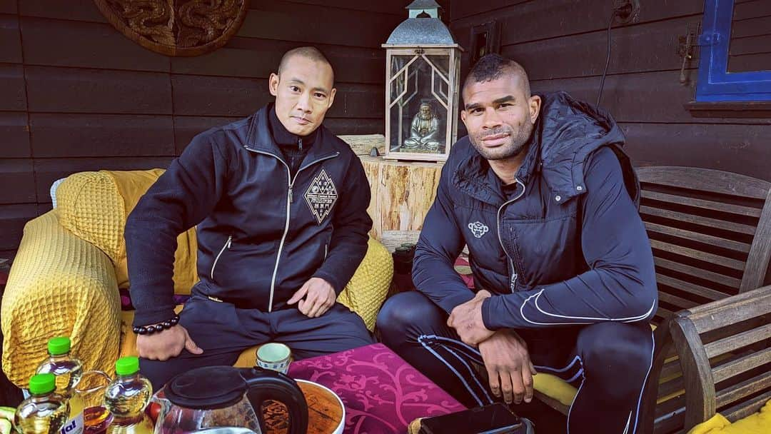 アリスター・オーフレイムのインスタグラム：「Physicality ☯️ Spirituality: Different paths, same destination: @alistairovereem」