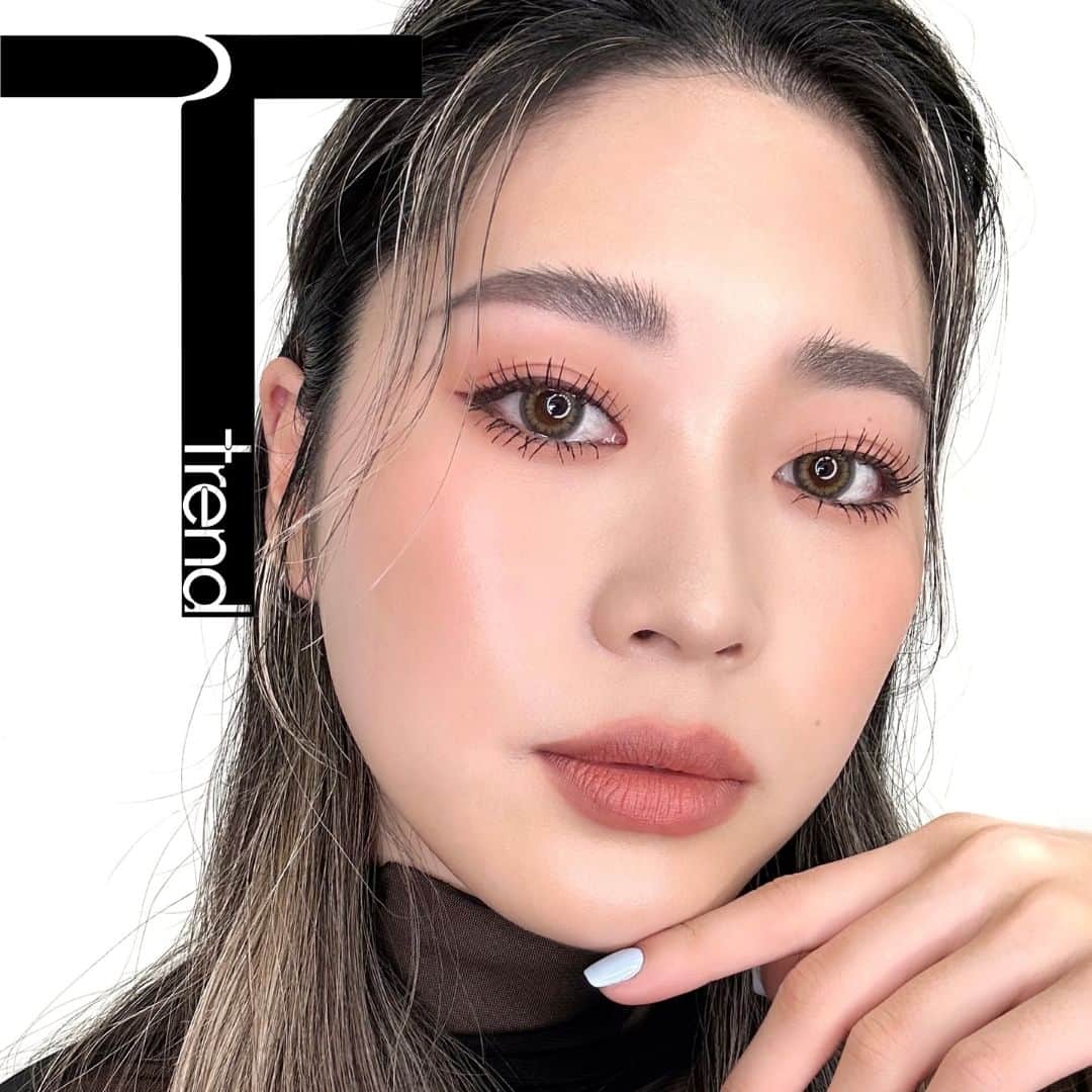 M∙A∙C Cosmetics Japanのインスタグラム：「ベルベットのようになめらかなピーチピンクのワントーンメイク #VelvetPeach ルックがトレンドイン🍑フレッシュなピーチカラーでアイ、リップ、チークを彩り、やわらかな表情に✨#MACTrend  ＜ルック使用製品＞ ＊EYES ・パウダー キス アイシャドウ／マイ トゥイーディ(上下全体) ・スモール アイシャドウ／シェルピーチ(二重幅) ・M·A·C カラー エクセス ジェル ペンシル／ナッジナッジ、インクインク  ＊LIP パウダー キス リップスティック／マル イット オーバー  ＊BLUSH グロープレイ ブラッシュ／ザッツ ピーチィ  ＊HIGHLIGHTER エクストラ ディメンション スキンフィニッシュ／ダブル グリーム  Makeup by @msy_mua_」