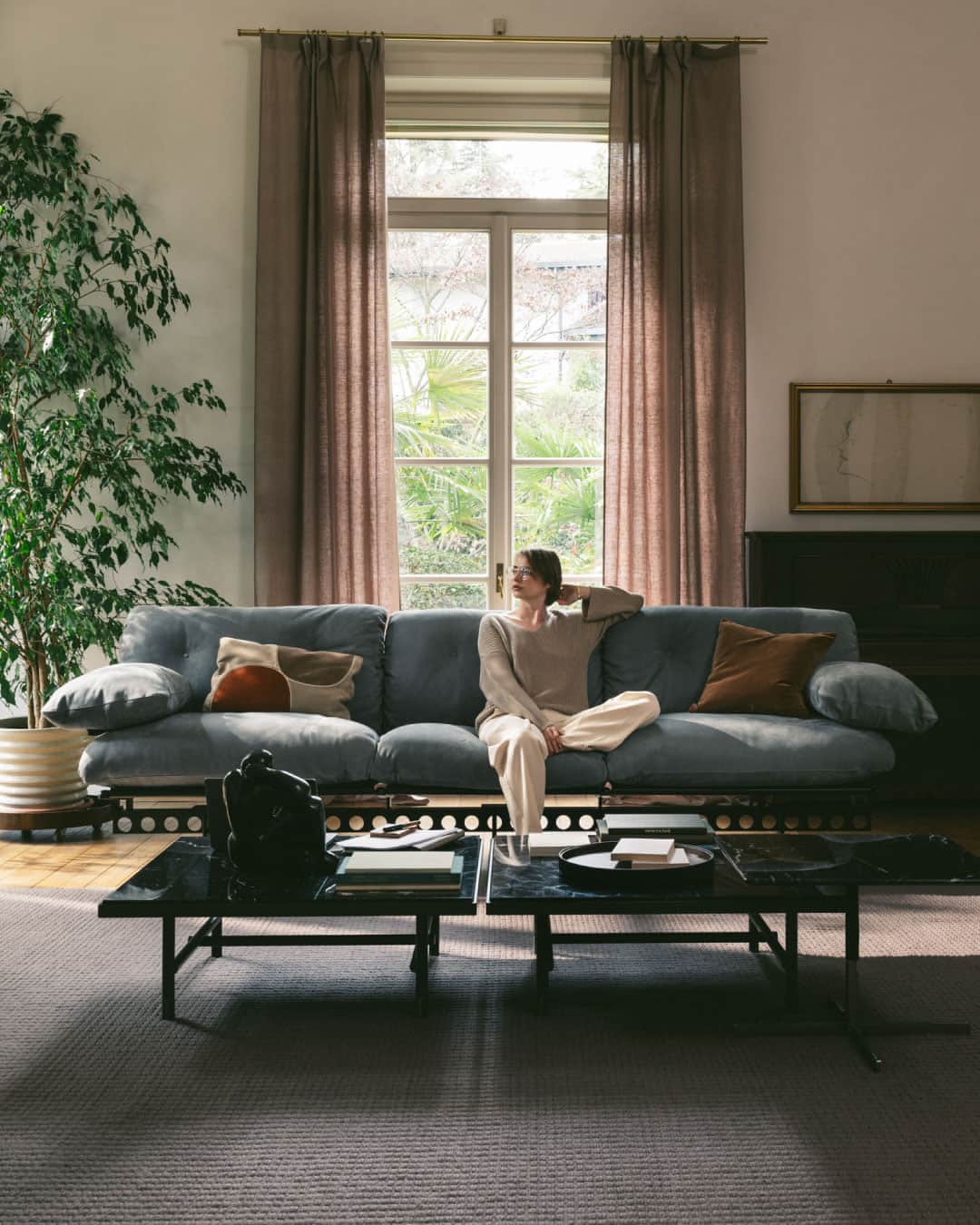 Poltrona Frauさんのインスタグラム写真 - (Poltrona FrauInstagram)「Welcoming and versatile, soft but also industrial. Ouverture is a modern sofa designed in the '80s by Pierluigi Cerri and recently relaunched that fits many different styles and settings. In your living room, it becomes a cozy gathering spot for family movie night. At the office, a statement piece that tells your clients about your taste and values. Discover the collection online and in-store.  #PoltronaFrau #PierluigiCerri」5月20日 18時00分 - poltronafrauofficial