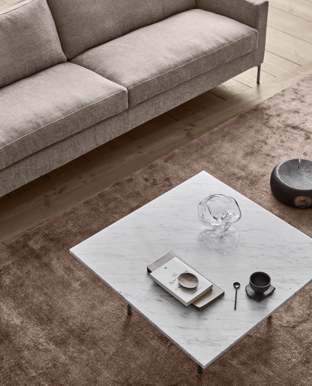 eilersenさんのインスタグラム写真 - (eilersenInstagram)「The Spider table designed by Andreas Hansen is a true Eilersen classic in our collection. You can style it in many ways, and we have numerous tabletops to choose from.⁠ ⁠ Table: Spider table with a white marble plate⁠ Carpet: Eilersen Stick carpet in colour Copper⁠ Sofa: Lift  sofa designed  by  Jens  Juul Eilersen upholstered in Pond 07⁠ ⁠ ⁠ ⁠  ⁠ #eilersen #eilersenfurniture #myeilersen #enjoyaneilersen #Spidertable #lift #jensjuuleilersen #andreashansen #homedecor #sofa #danishdesign #inredning #finahem #interiordesign #modernliving #minimalism #nordiskehjem #nordicinspiration #nordicliving #craftsmanship #luxurylifestyle #boligindretning #designinterior #livingroominspo #boliginspiration #softminimalism #hemindredning #schönerwohnen #nordicminimalism #throughgenerations」5月20日 18時00分 - eilersen