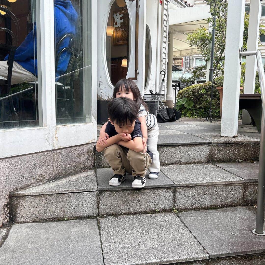 松田栞さんのインスタグラム写真 - (松田栞Instagram)「有馬離宮お泊まりと、 神戸ぶらり旅💁🏻‍♀️ 朝ごはんに食べに行ったパン屋さんの パンがどれも美味しかった♡ 息子が撮ってくれた写真はお気に入り✨ いちごTシャツ着て 大好きないちご頬ばる娘☺️🍓 うん。かわい。幸せ。すき。」5月20日 18時03分 - s_04pupu